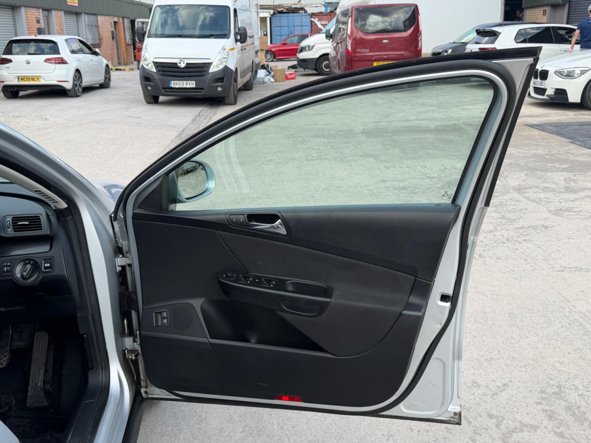 Volkswagen Passat - Image 16