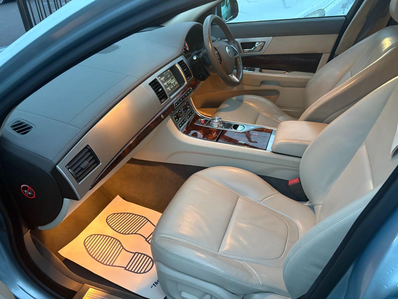Jaguar XF - Image 19