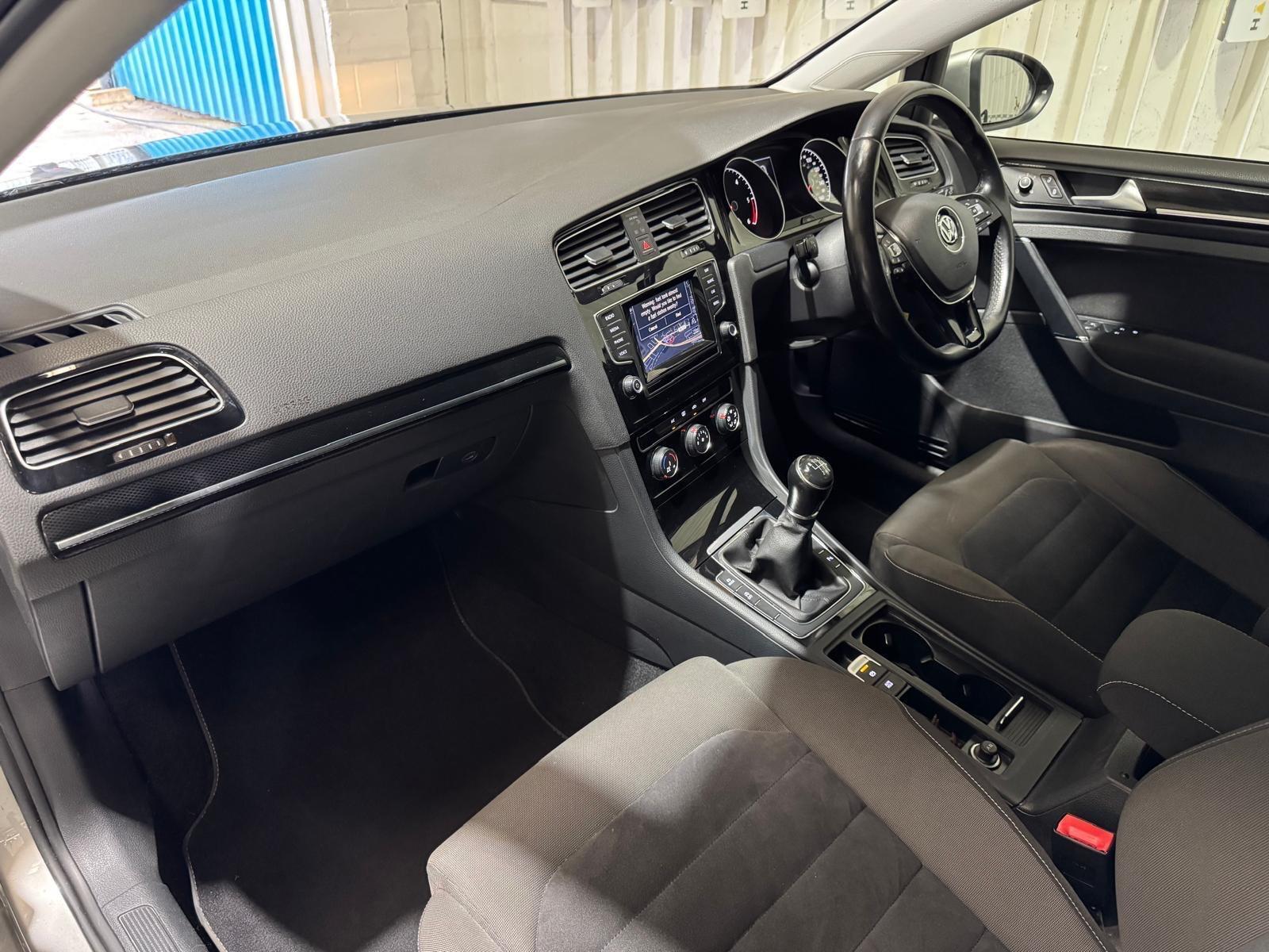 Volkswagen Golf - Image 27