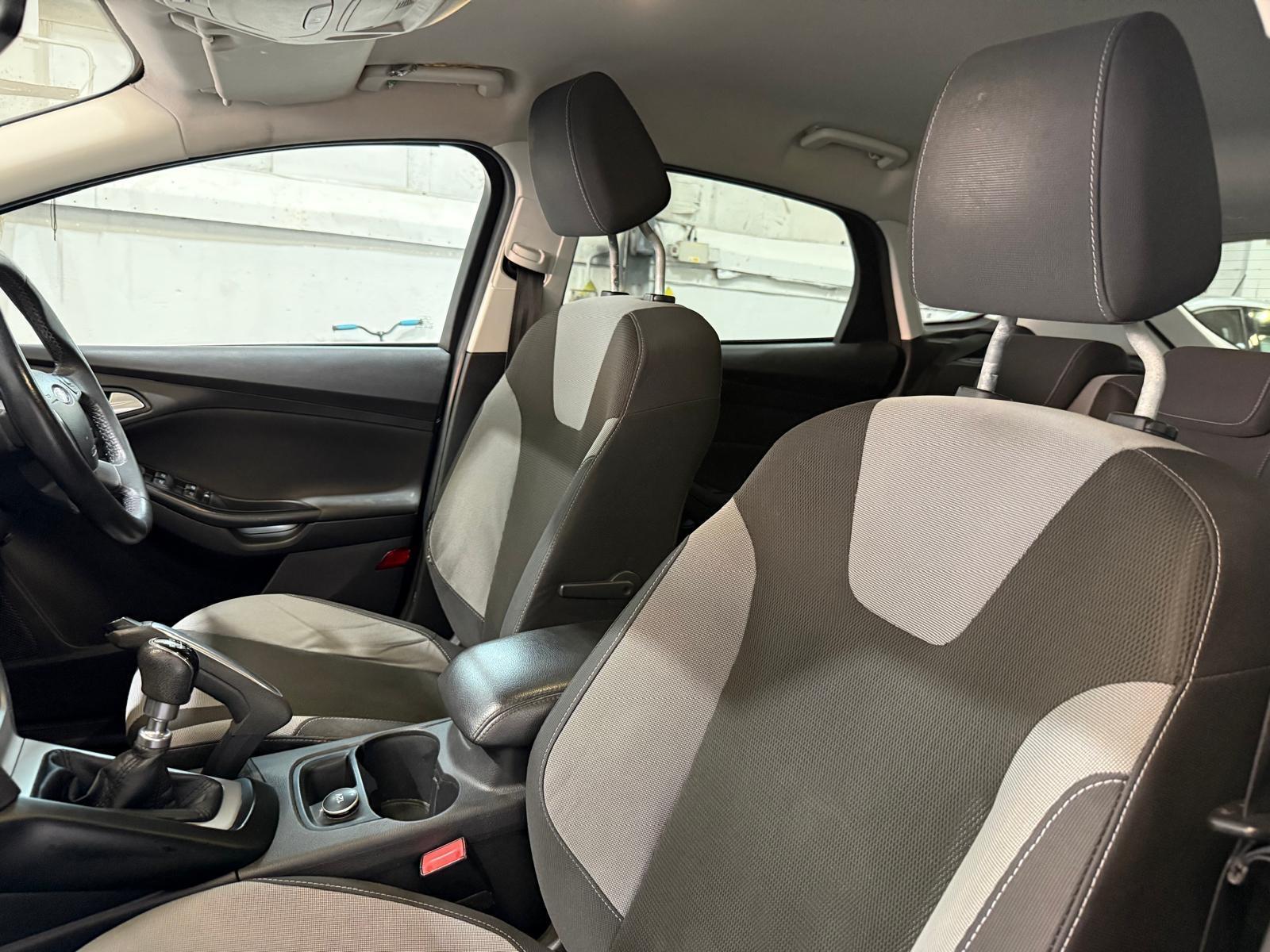 Ford Focus - Image 32