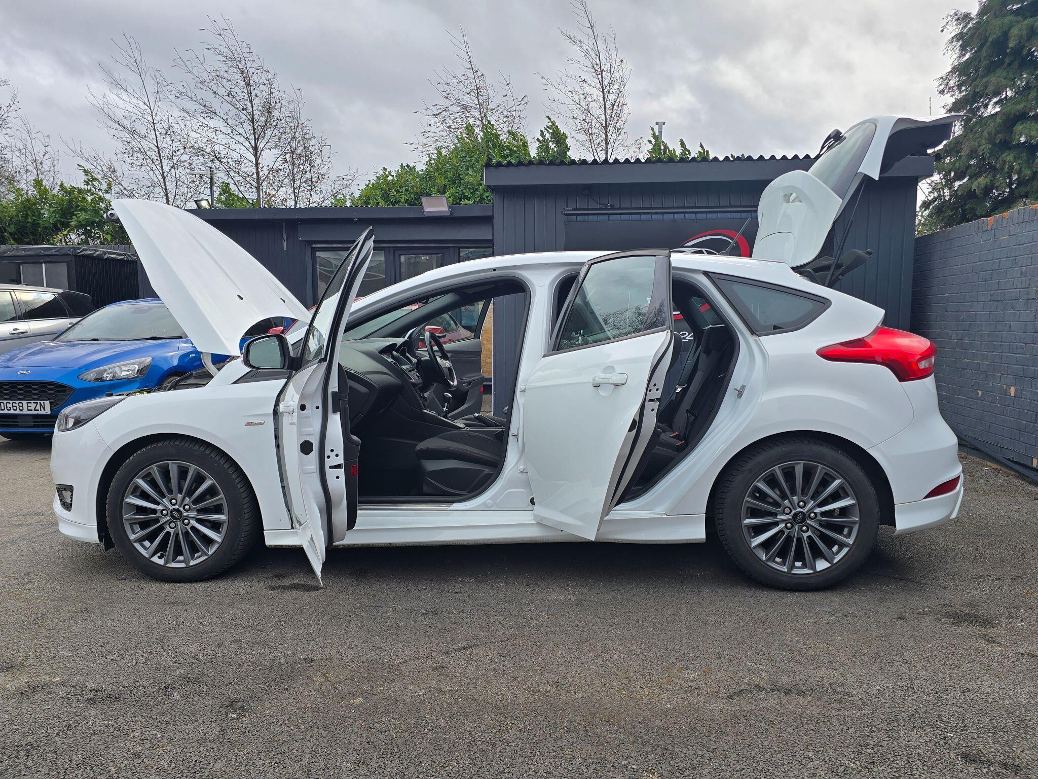 Ford Focus - Image 24