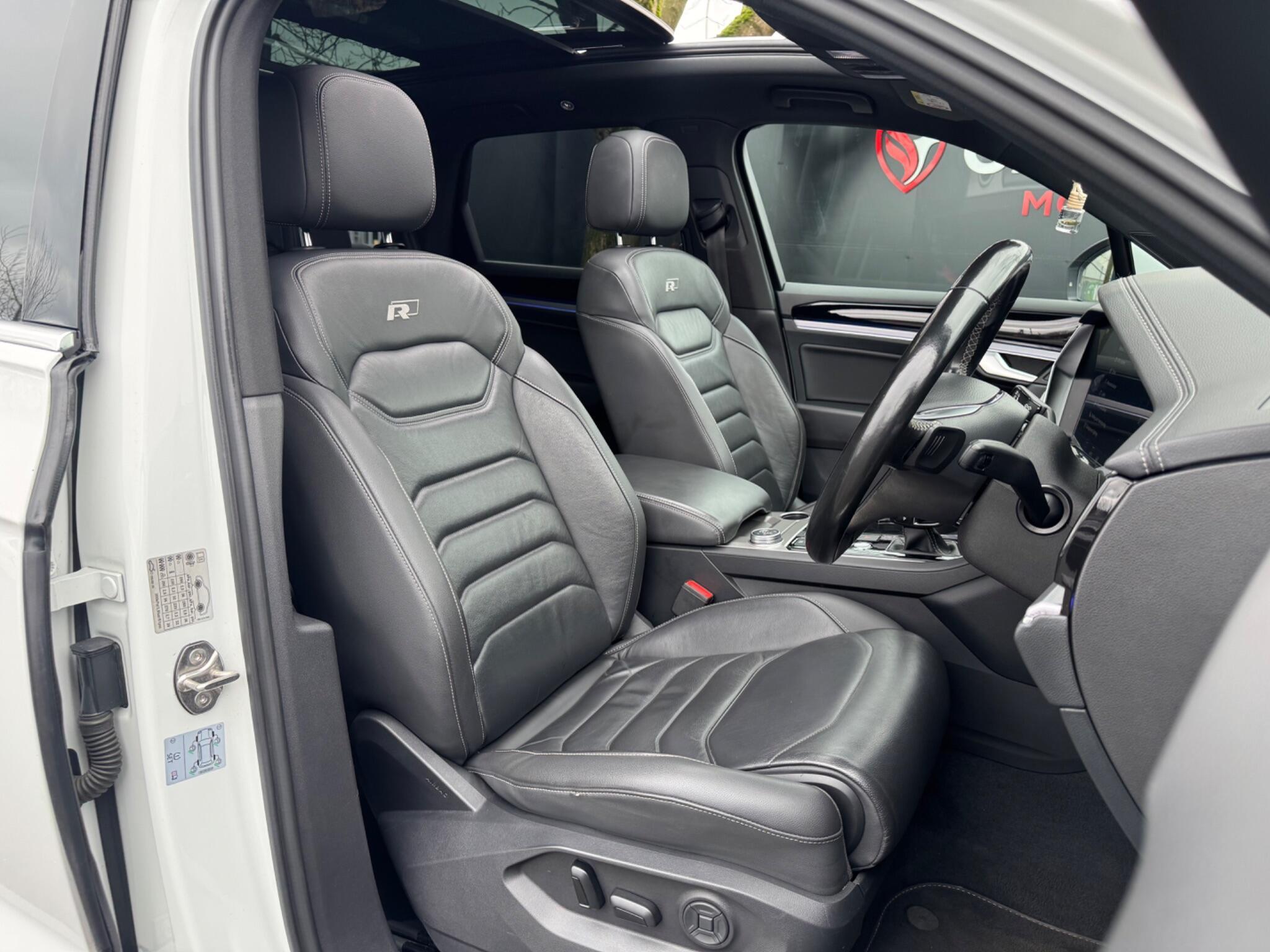 Volkswagen Touareg - Image 28