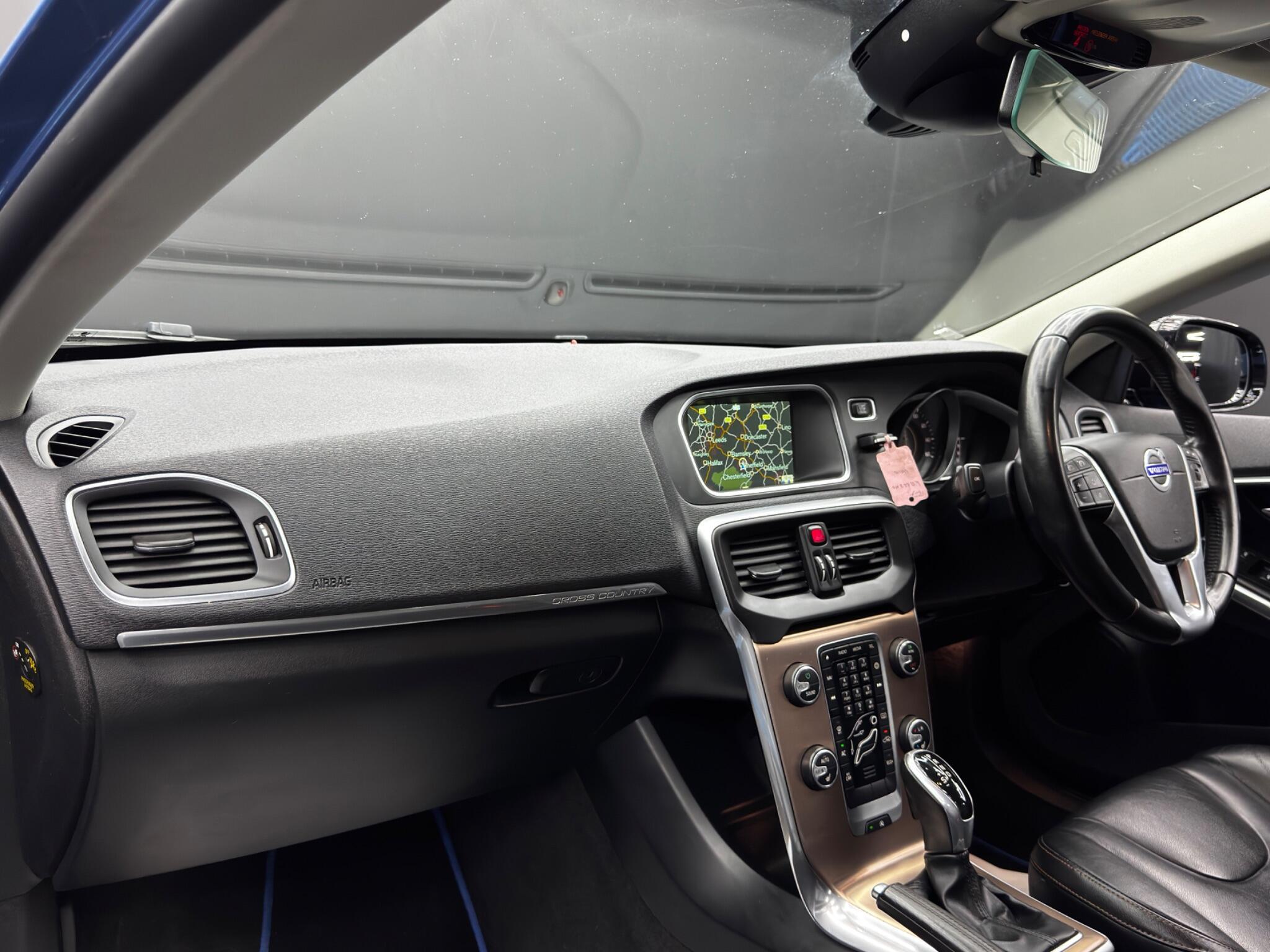 Volvo V40 CROSS COUNTRY - Image 11