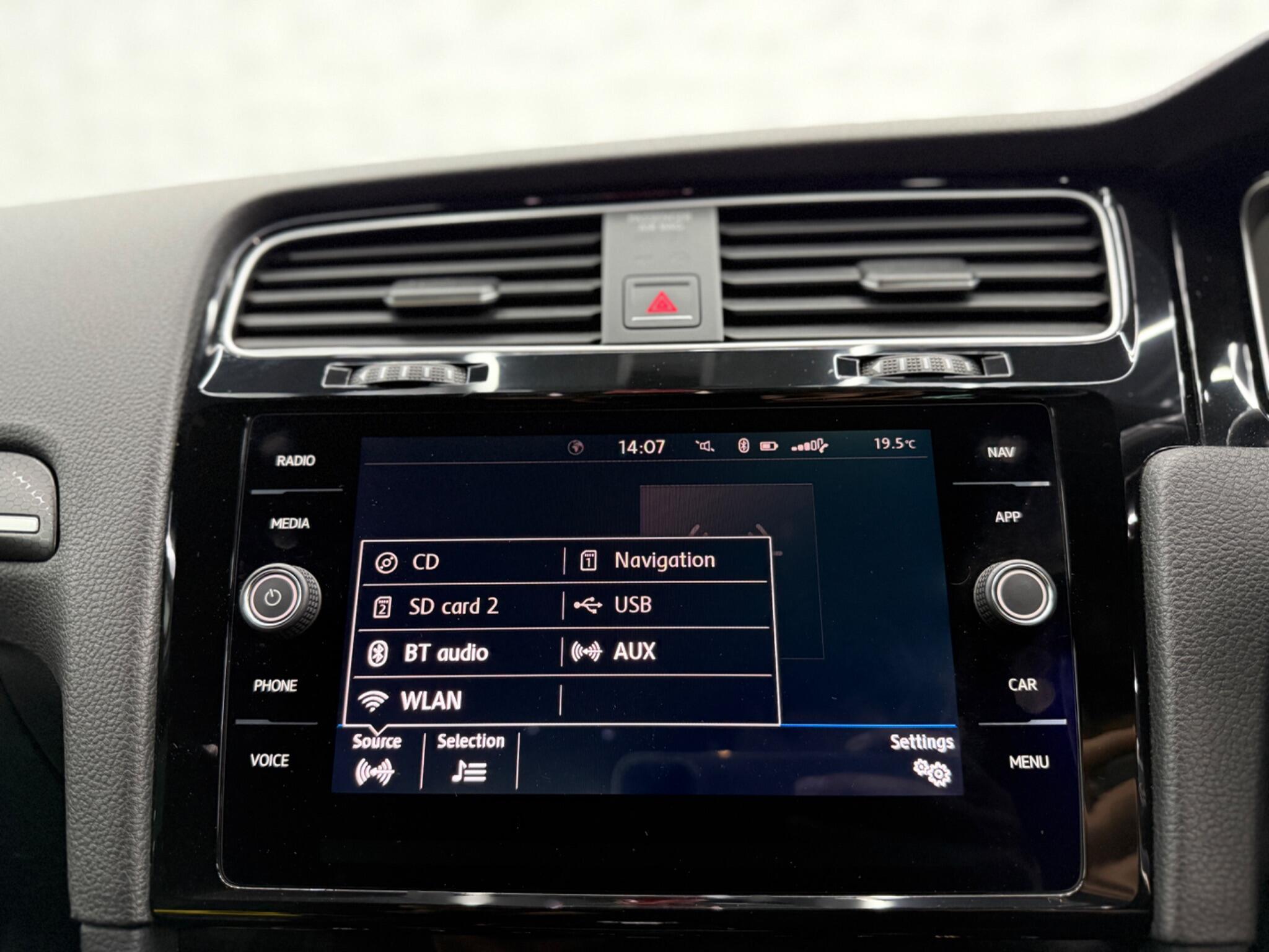 Volkswagen Golf - Image 38