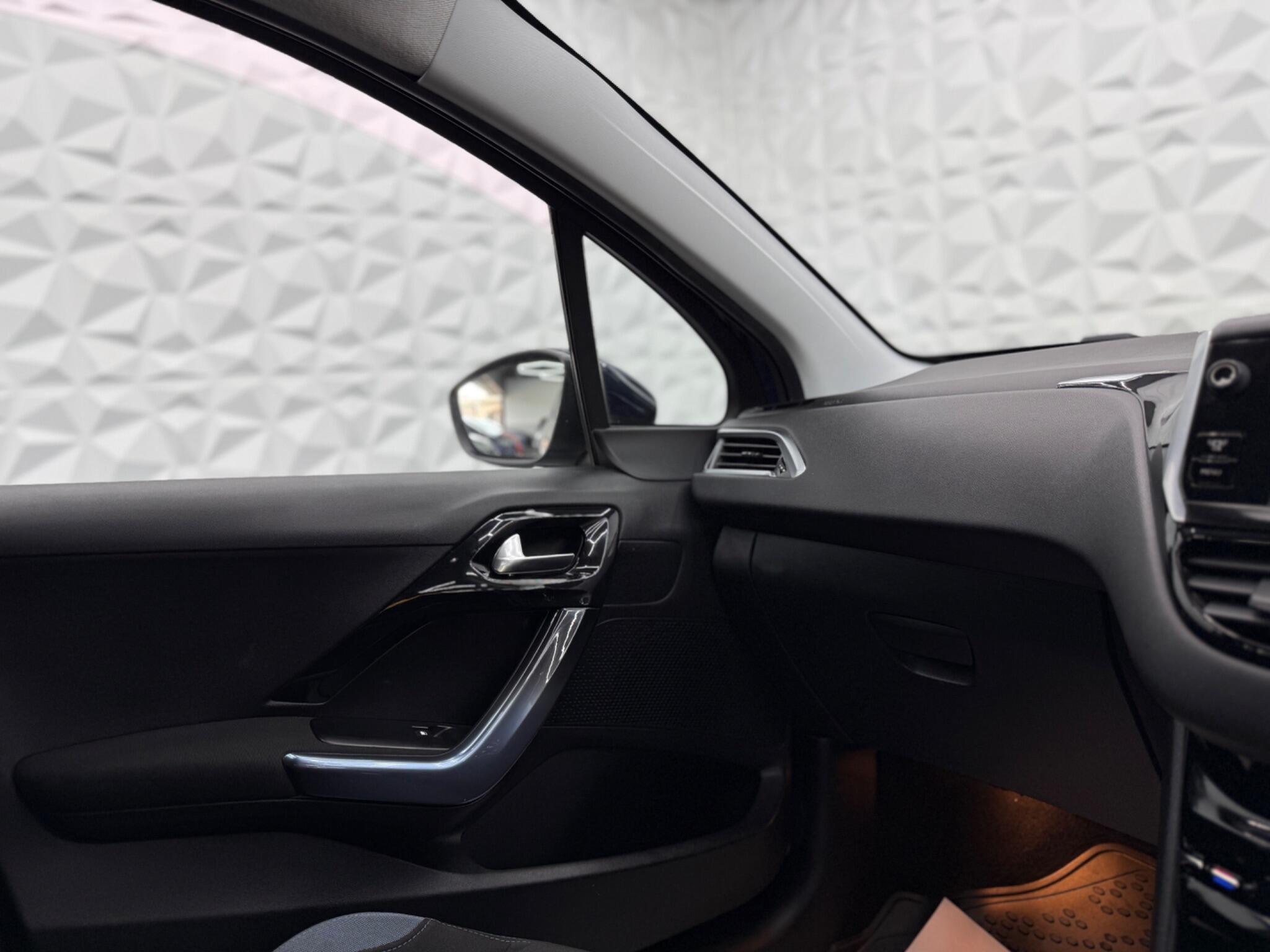Peugeot 208 - Image 28