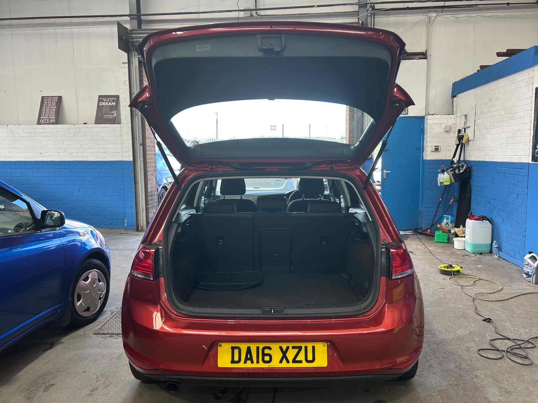 Volkswagen Golf - Image 24