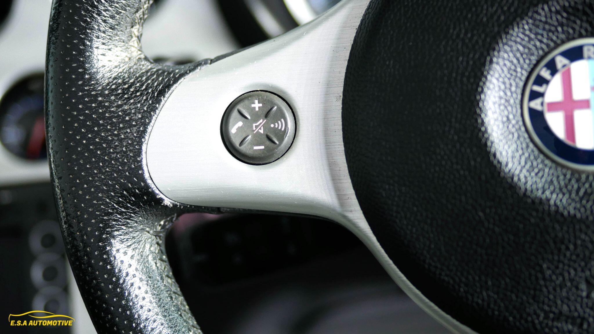 Alfa Romeo Spider - Image 19