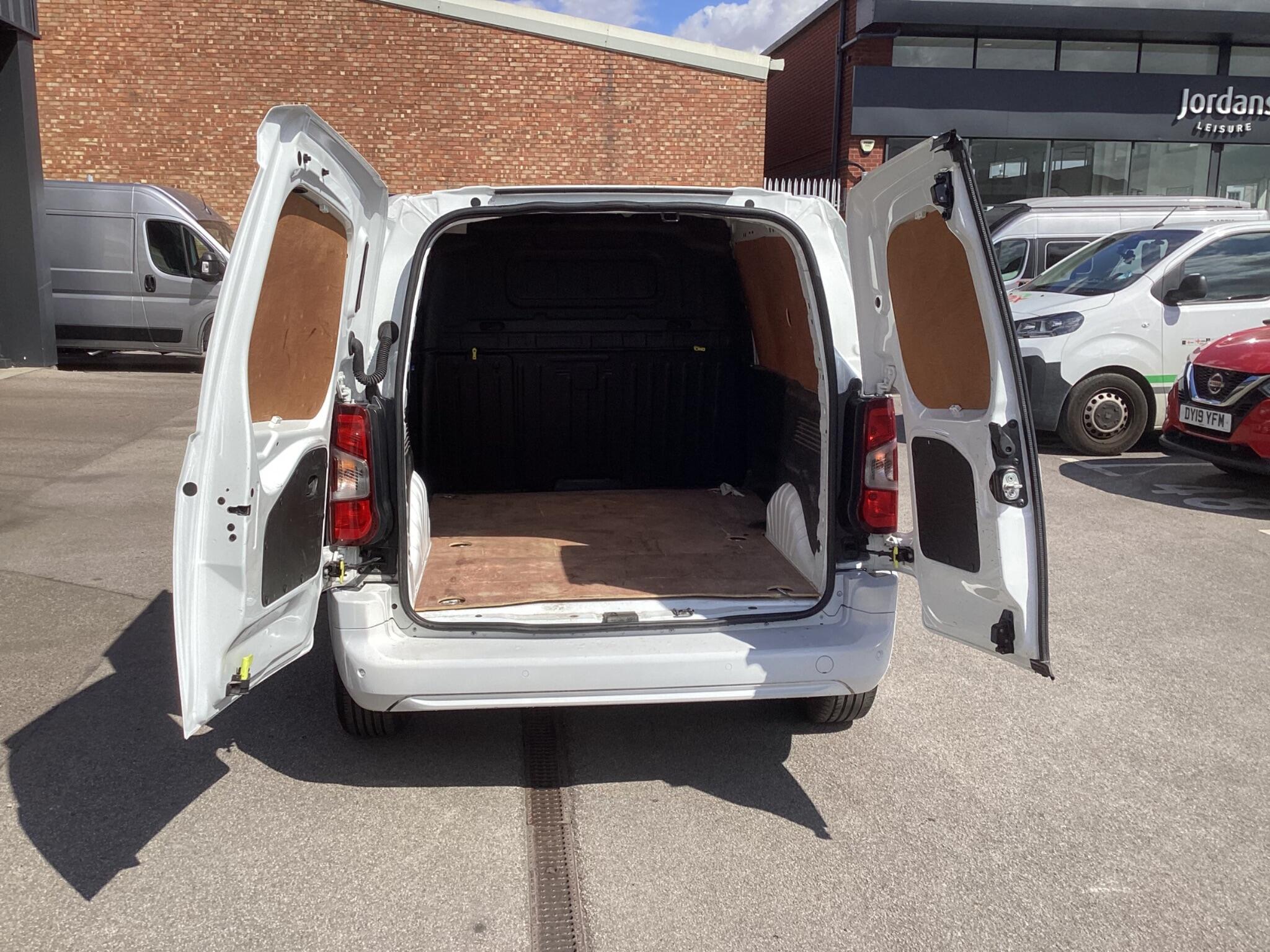 Vauxhall Combo - Image 12