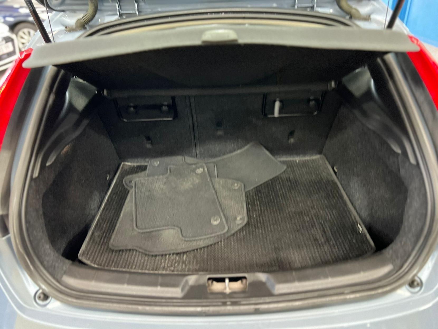 Volvo V40 - Image 17