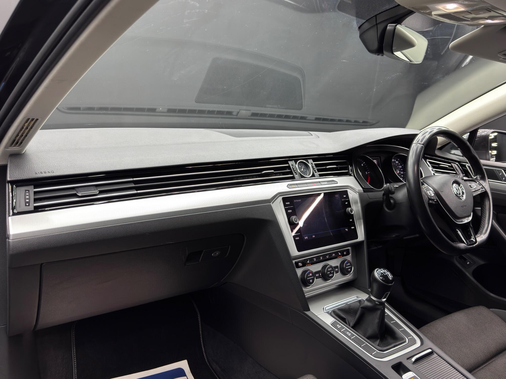 Volkswagen Passat - Image 11