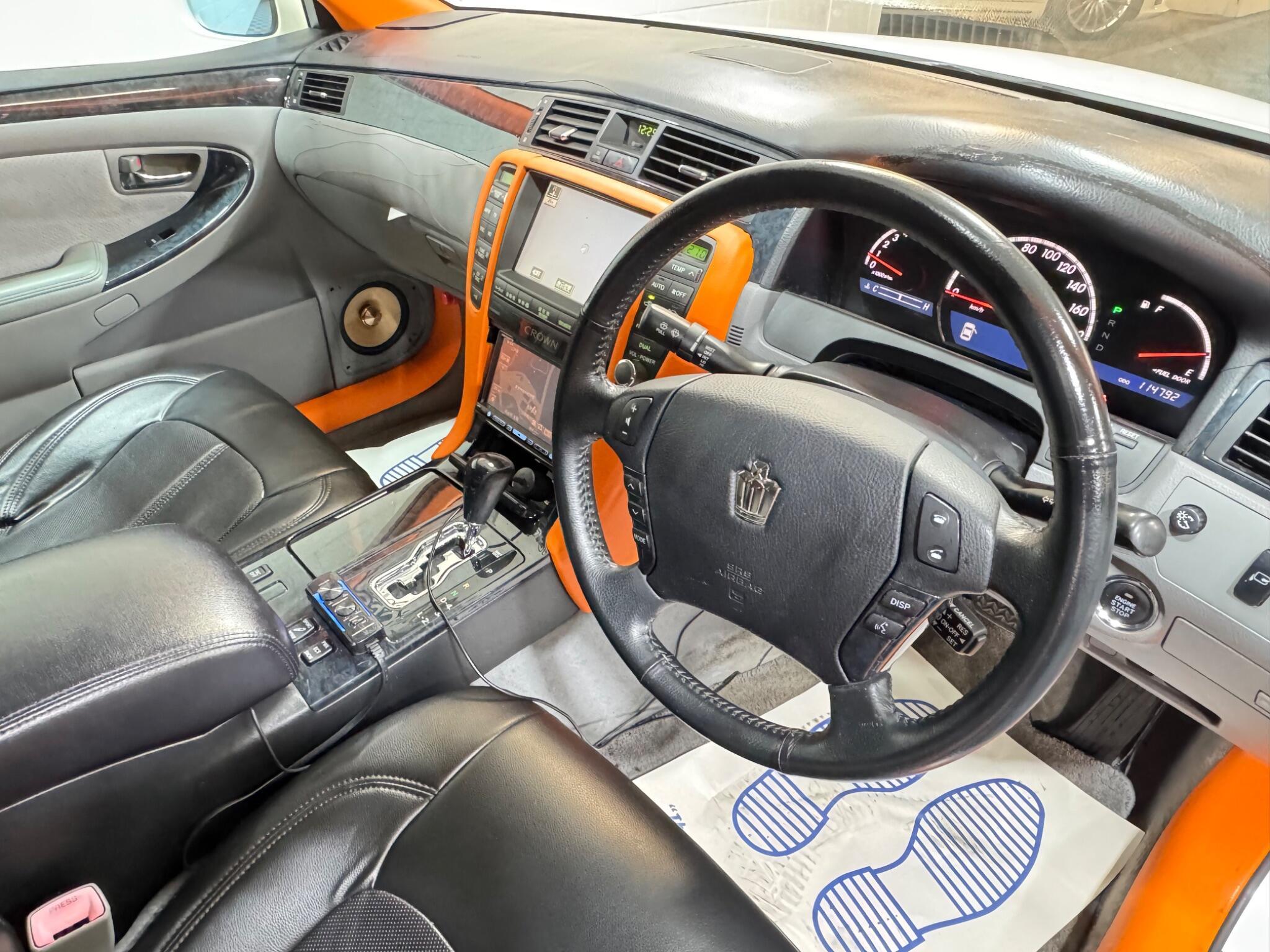 Toyota CROWN - Image 7