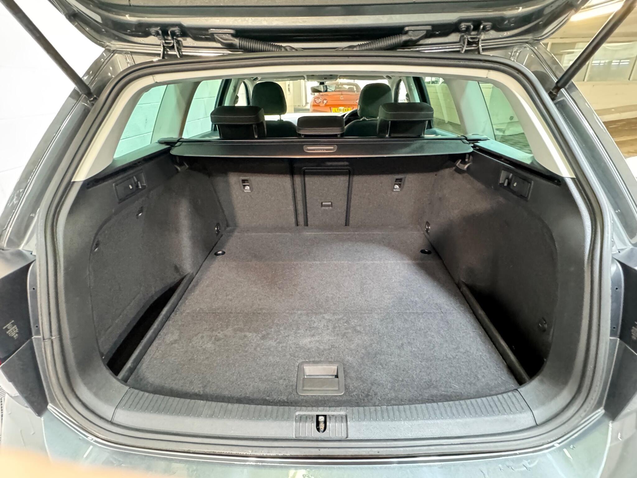 Volkswagen Golf - Image 13