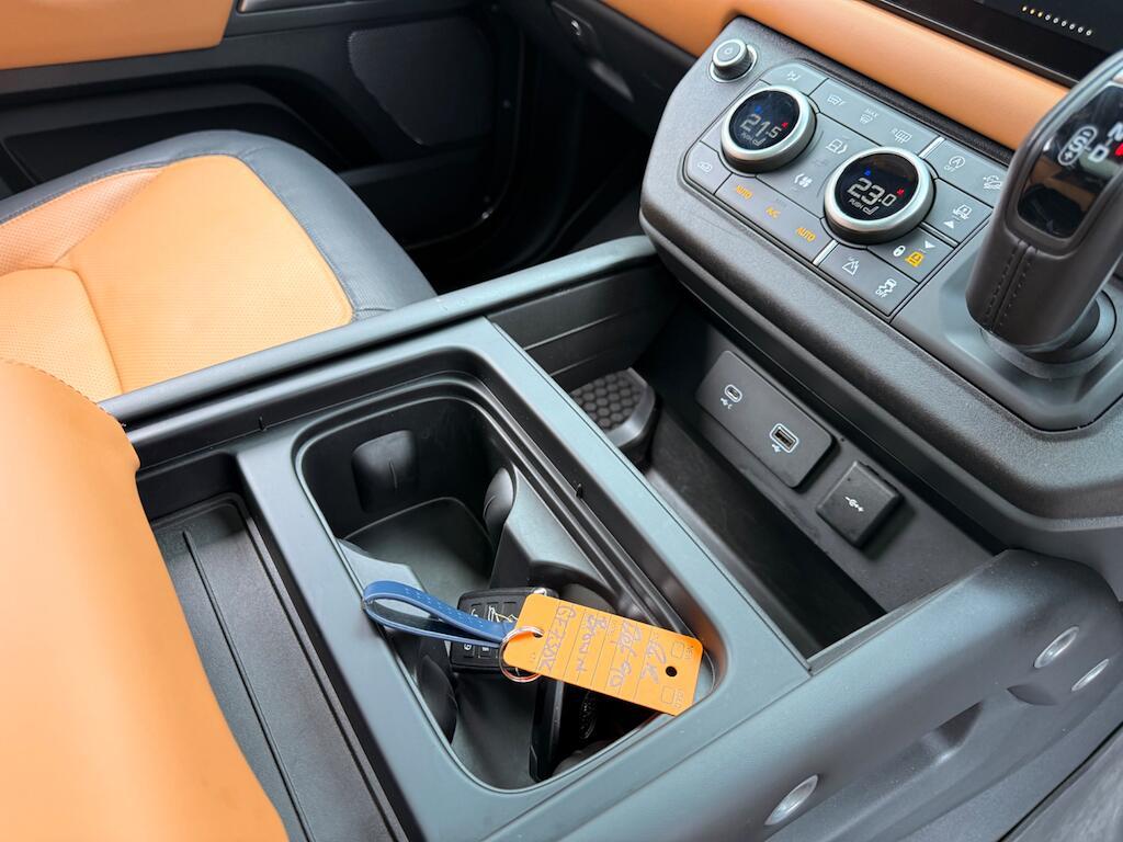 Land Rover Defender 90 - Image 59