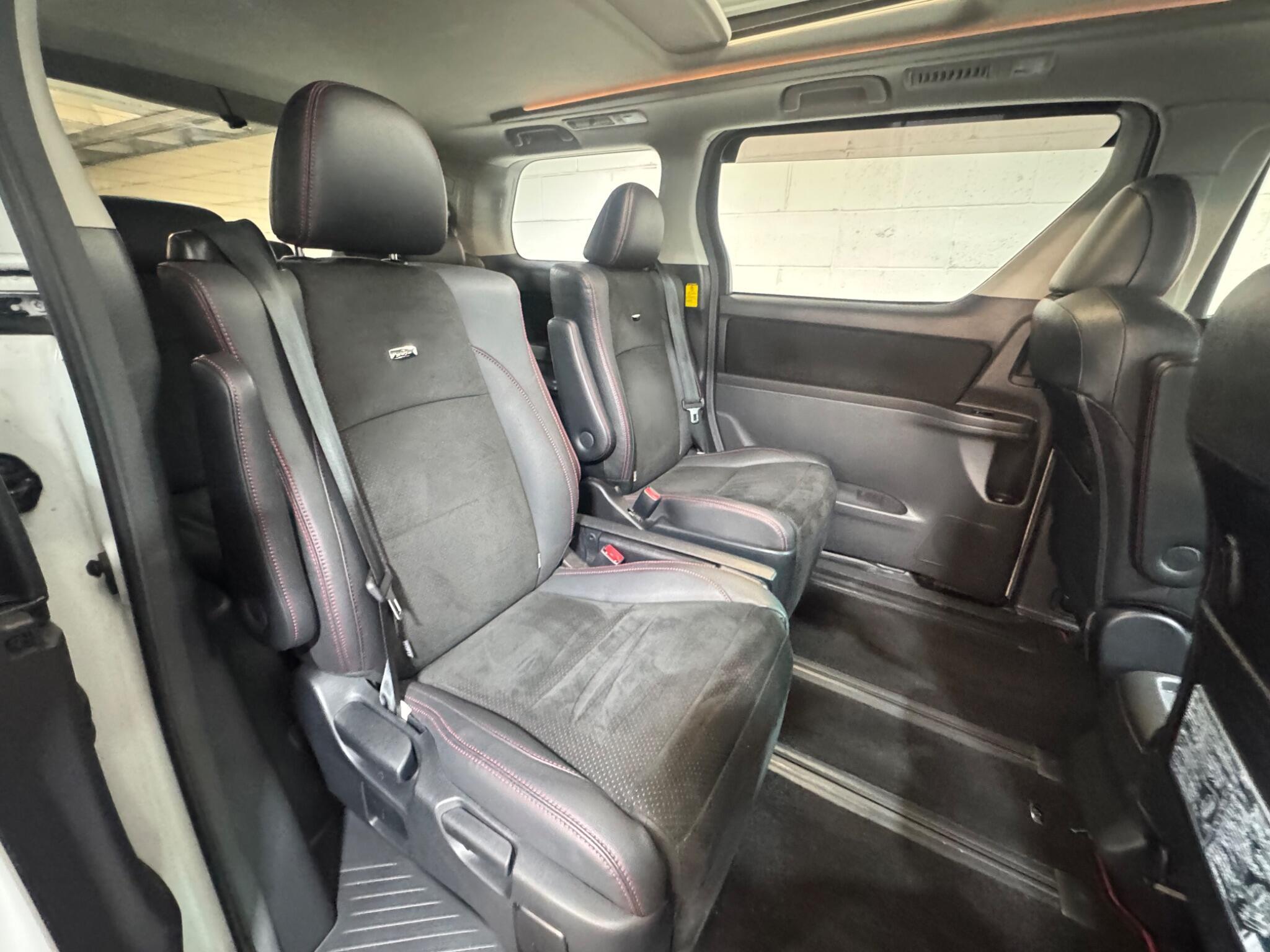 Toyota Vellfire - Image 13