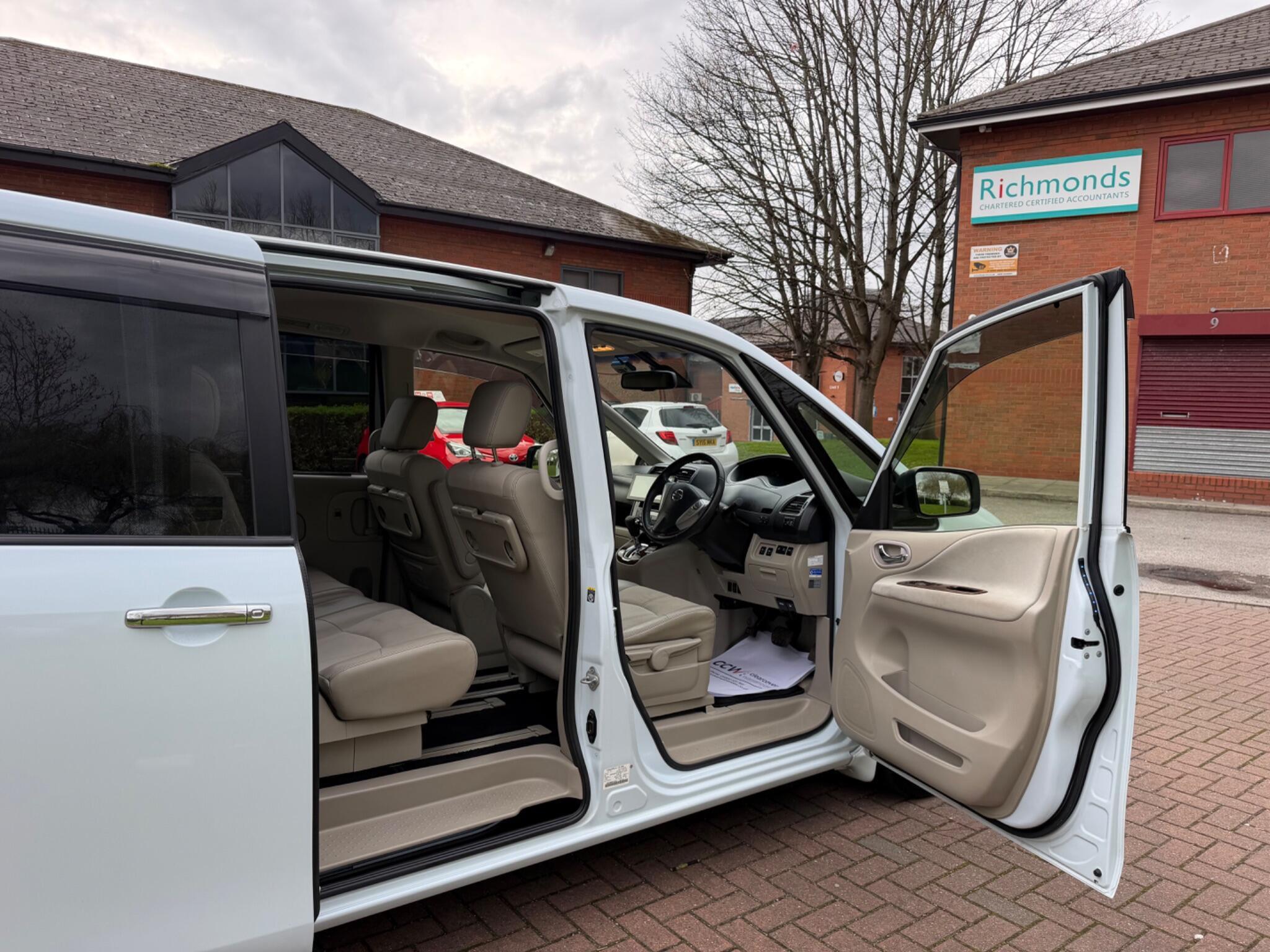 Nissan Serena - Image 40