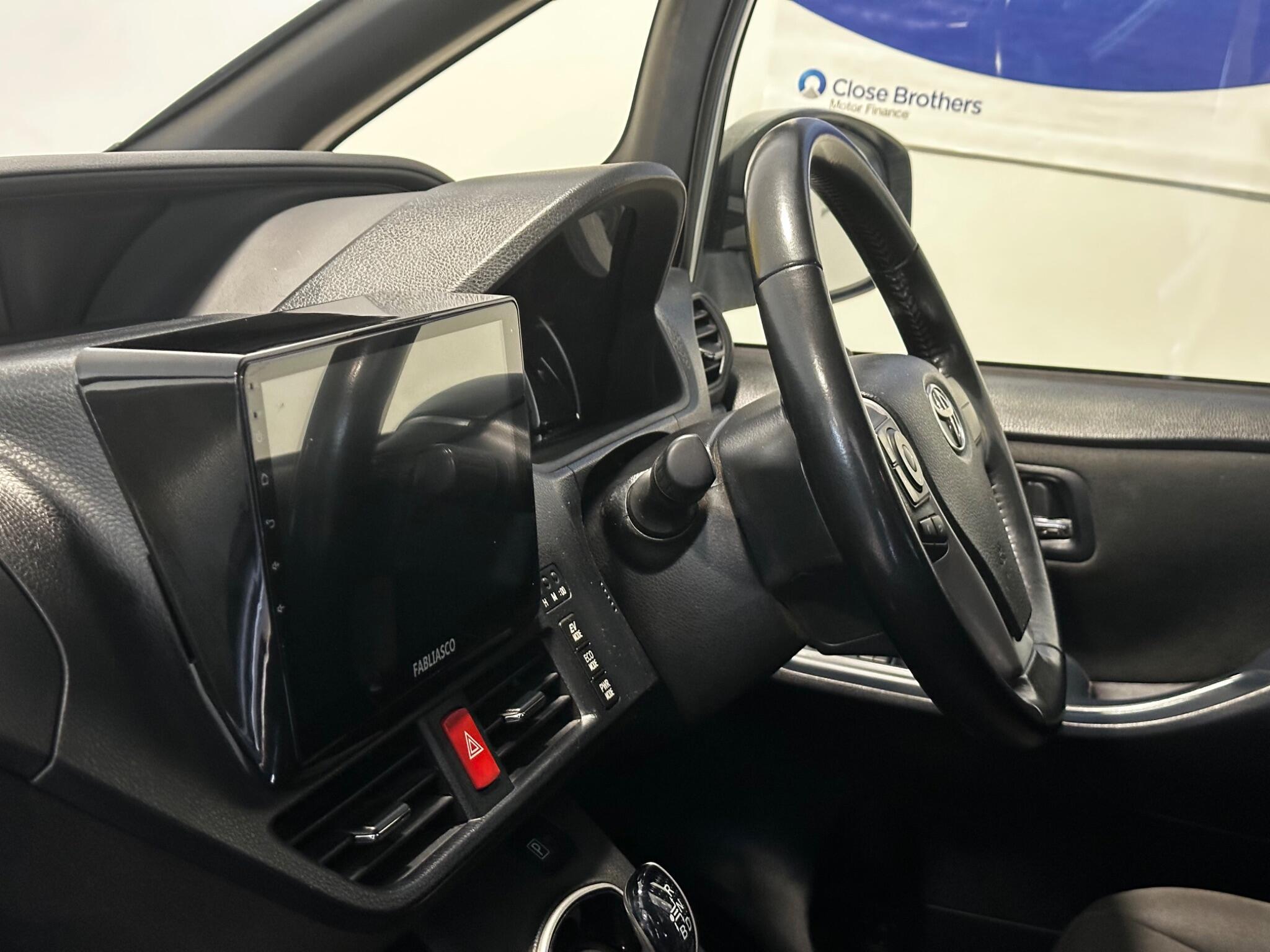 Toyota Noah - Image 23
