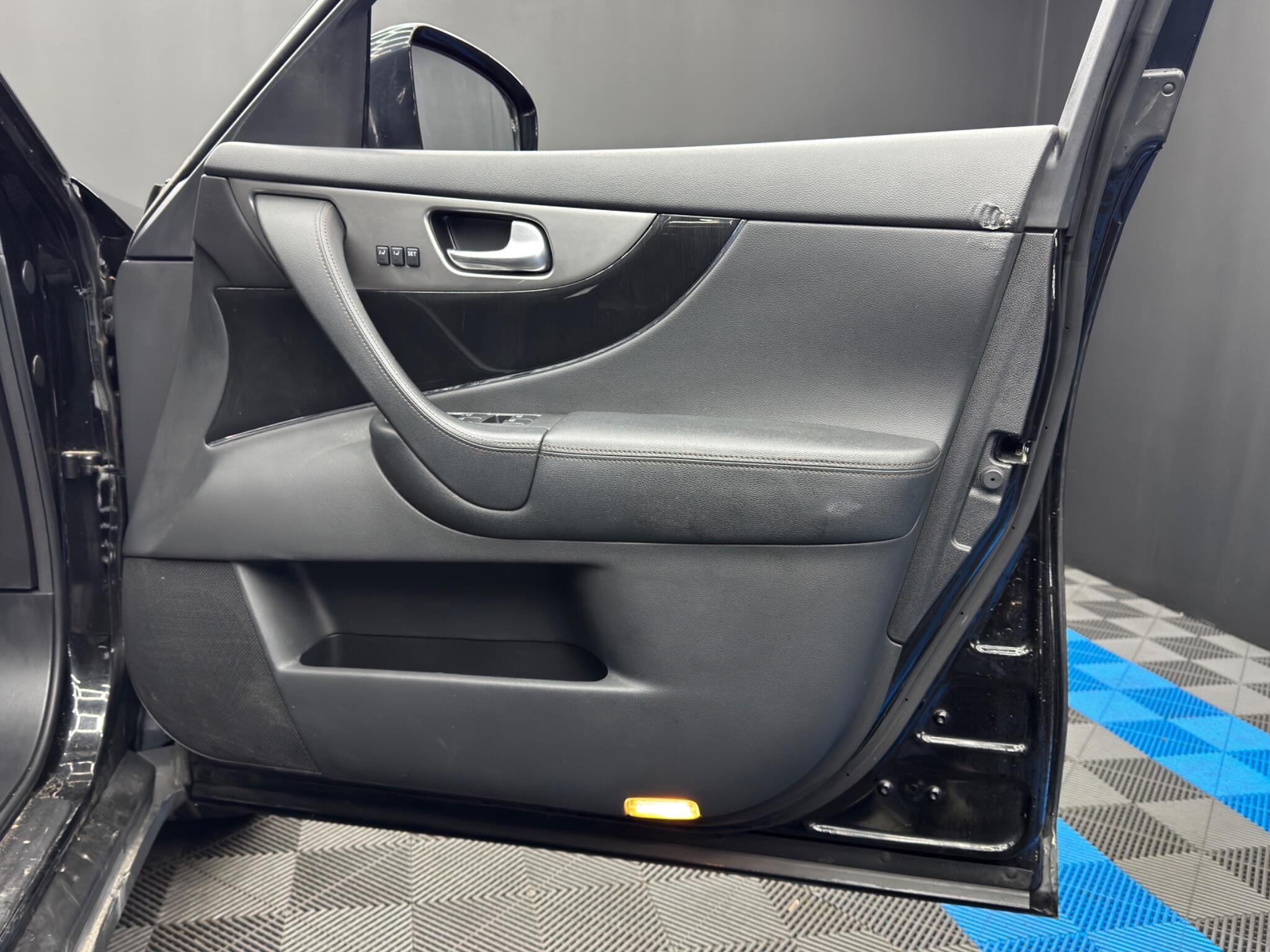 Infiniti QX70 - Image 39