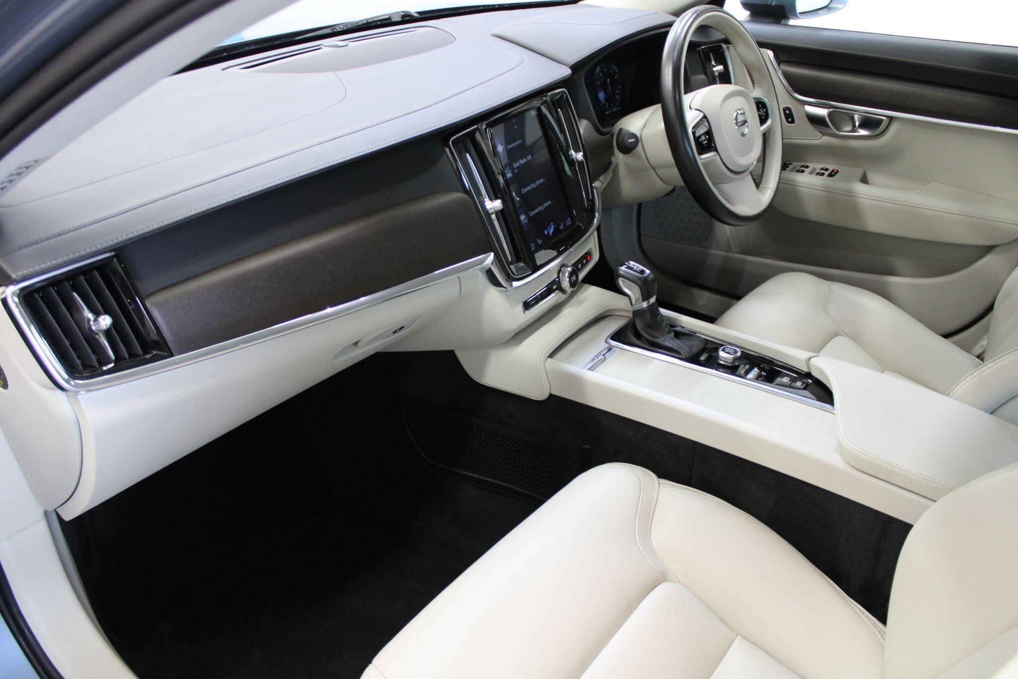 Volvo V90 CROSS COUNTRY - Image 2