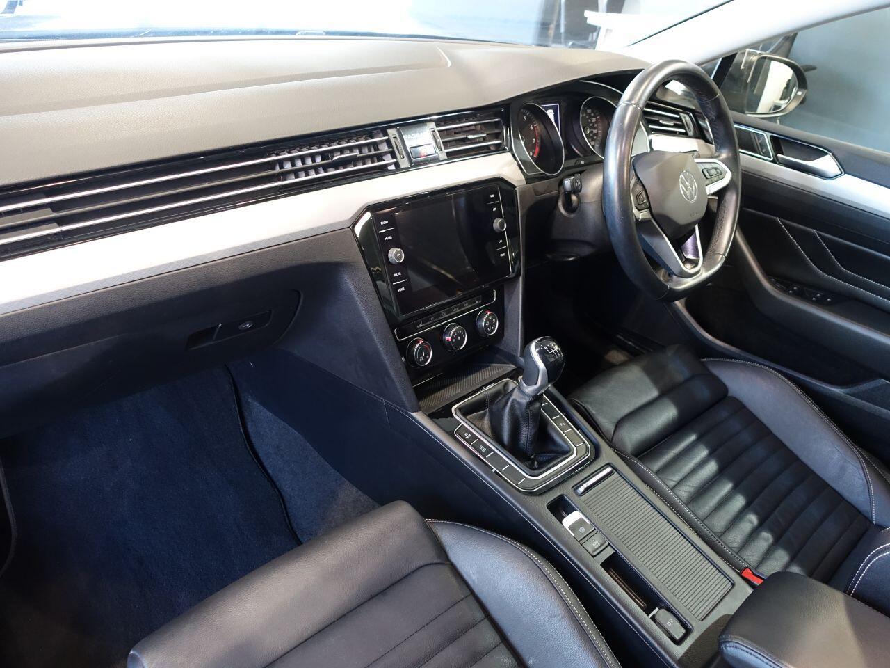 Volkswagen Passat - Image 12