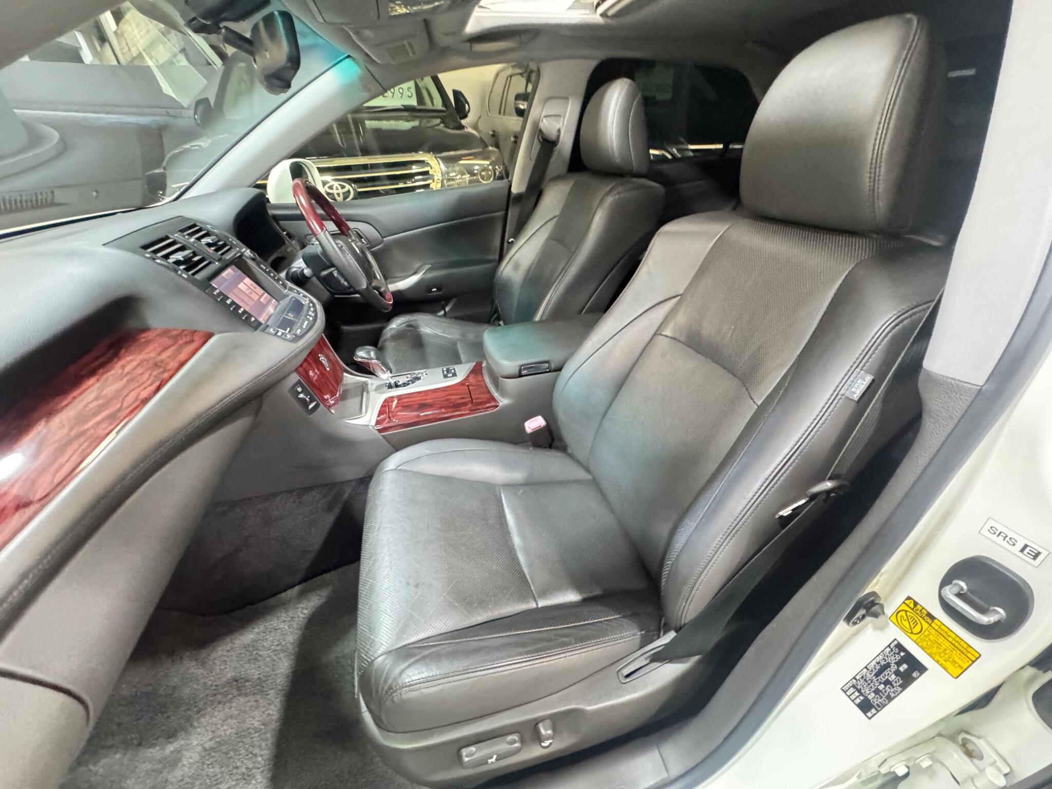 Toyota CROWN - Image 10