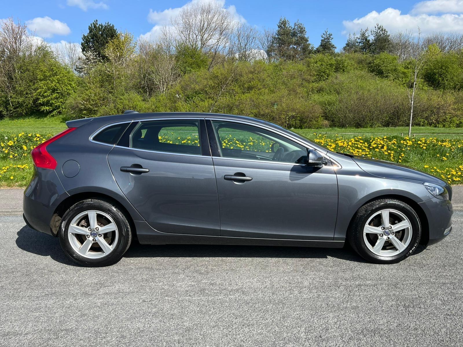 Volvo V40 - Image 2