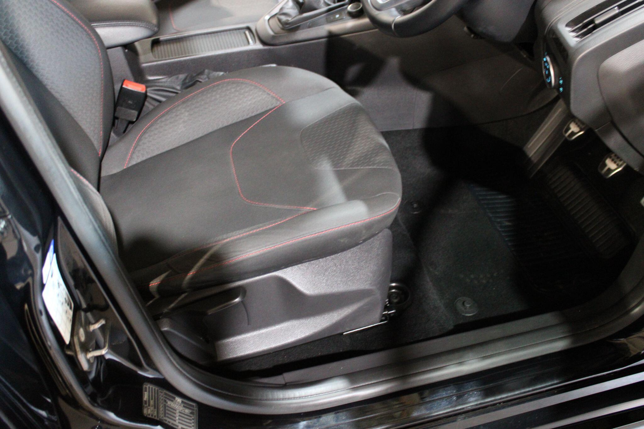 Ford Focus - Image 6