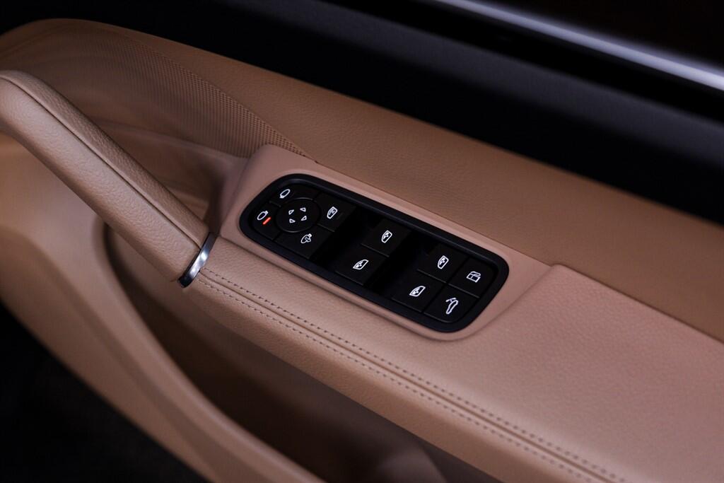 Porsche Cayenne - Image 42