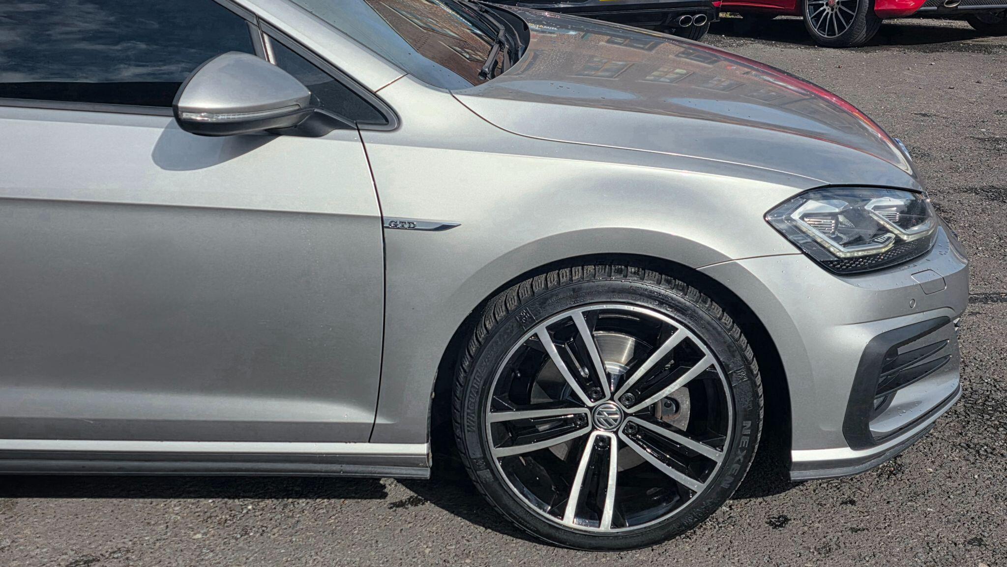 Volkswagen Golf - Image 9