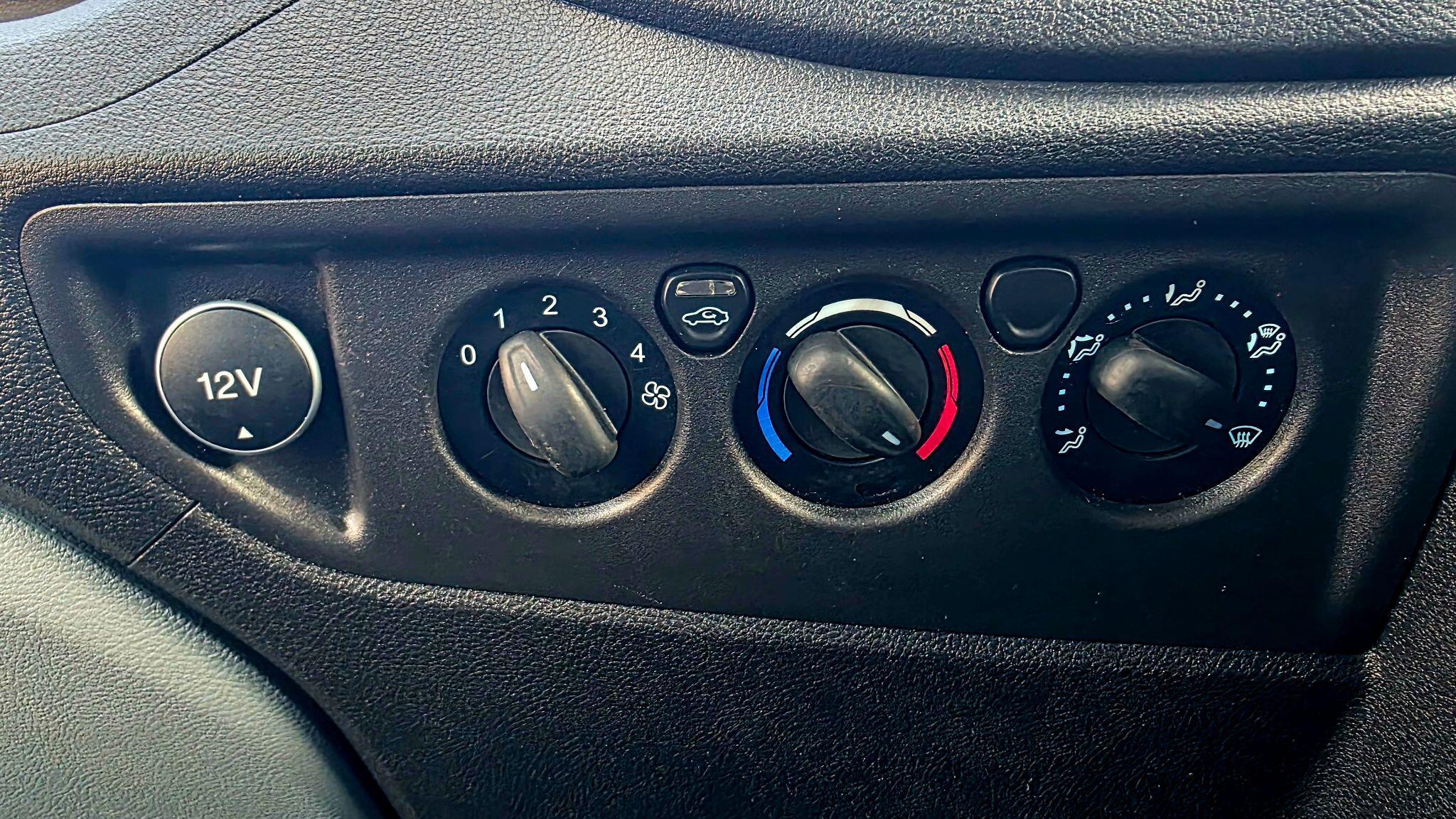 Ford Transit - Image 19