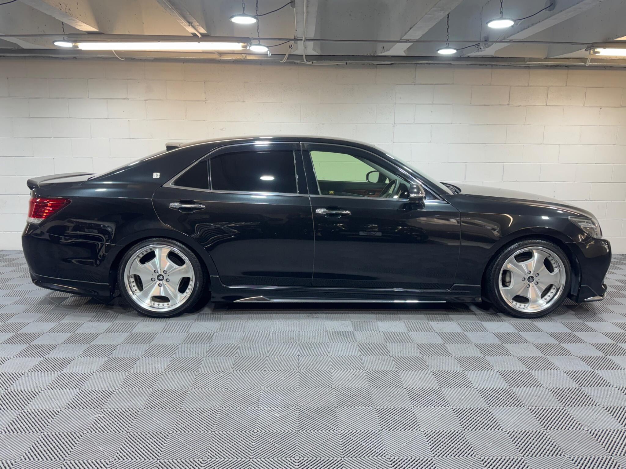 Toyota CROWN - Image 5