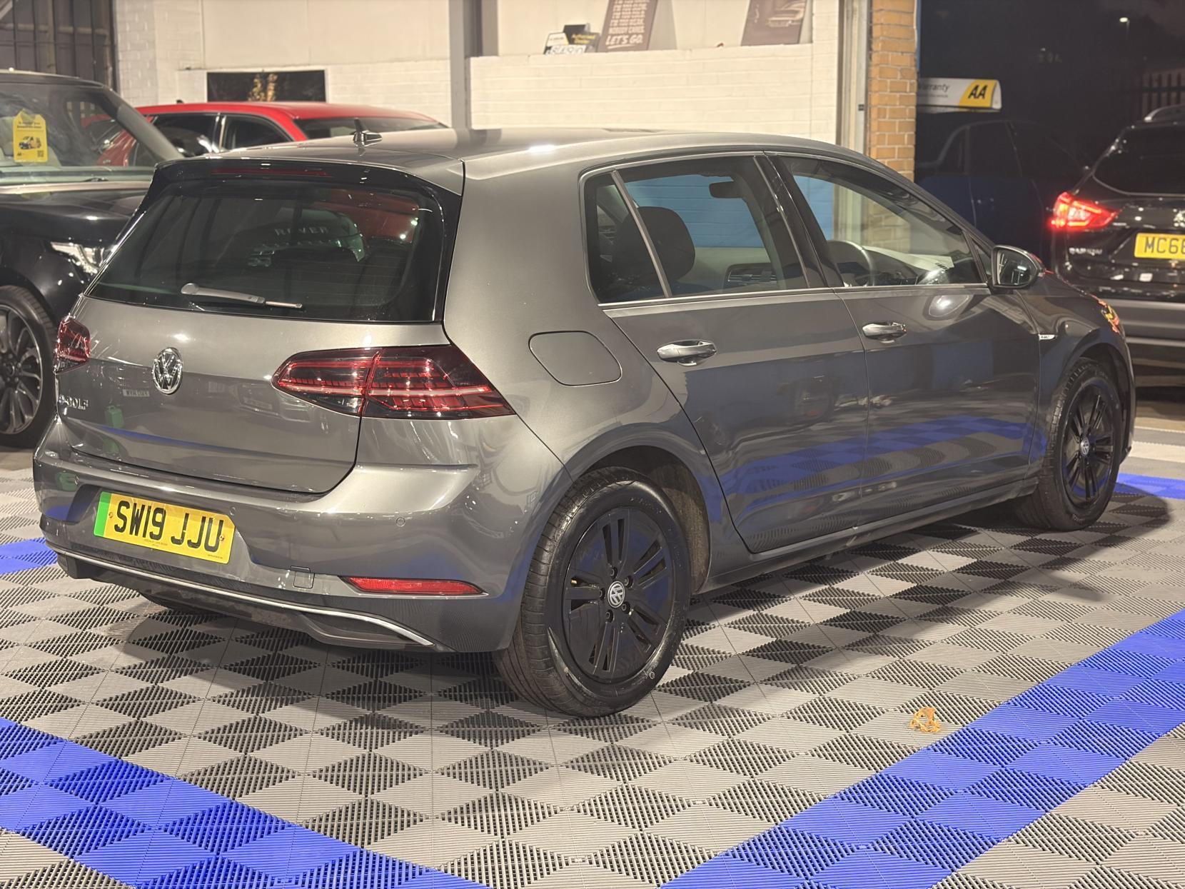 Volkswagen e-Golf - Image 7
