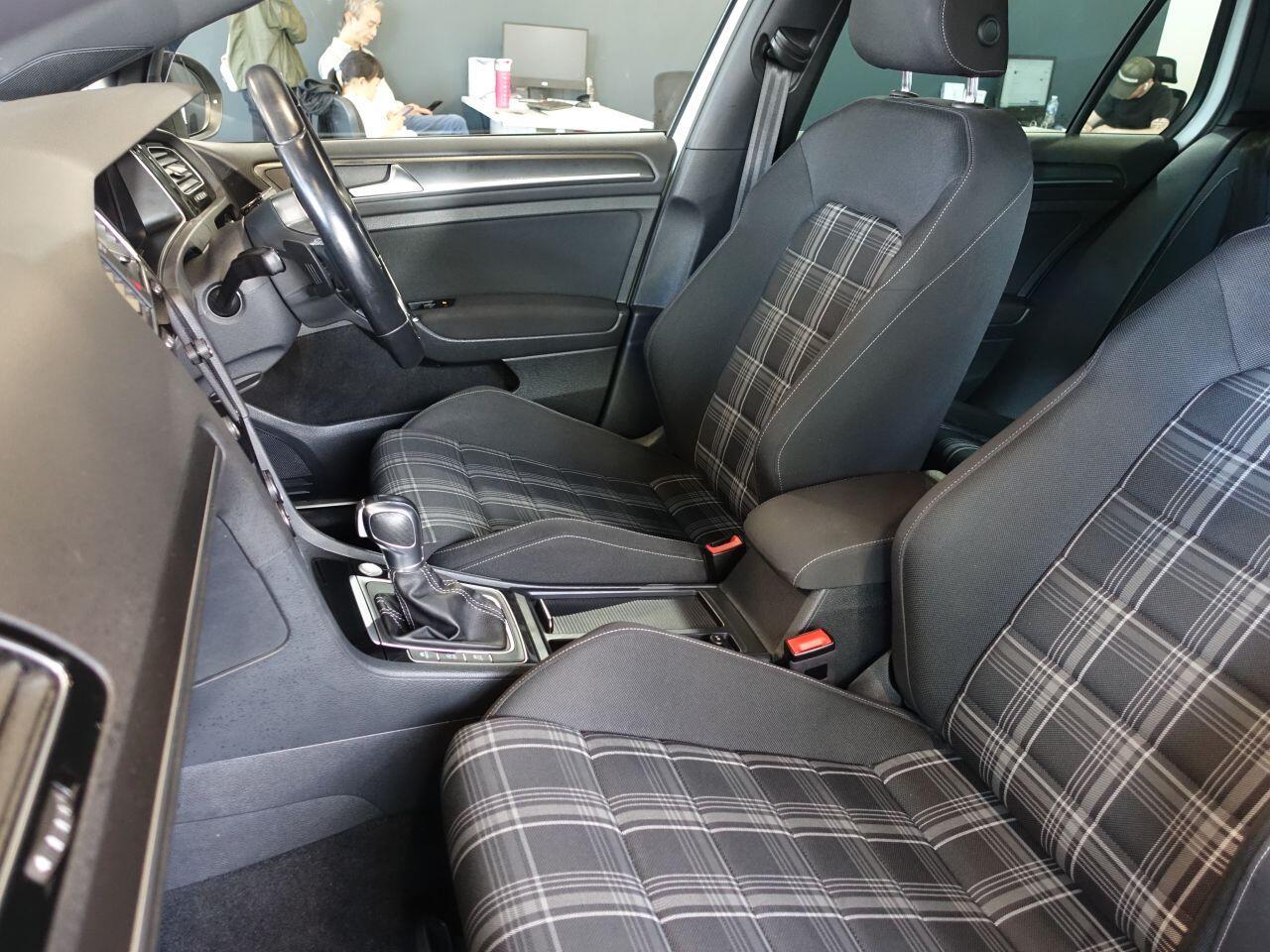 Volkswagen Golf - Image 12