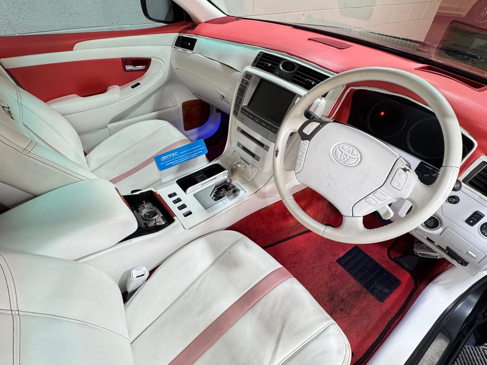 Toyota CROWN - Image 8