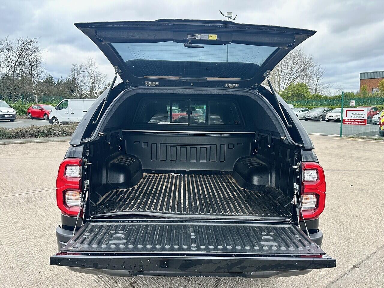 Toyota Hilux - Image 9