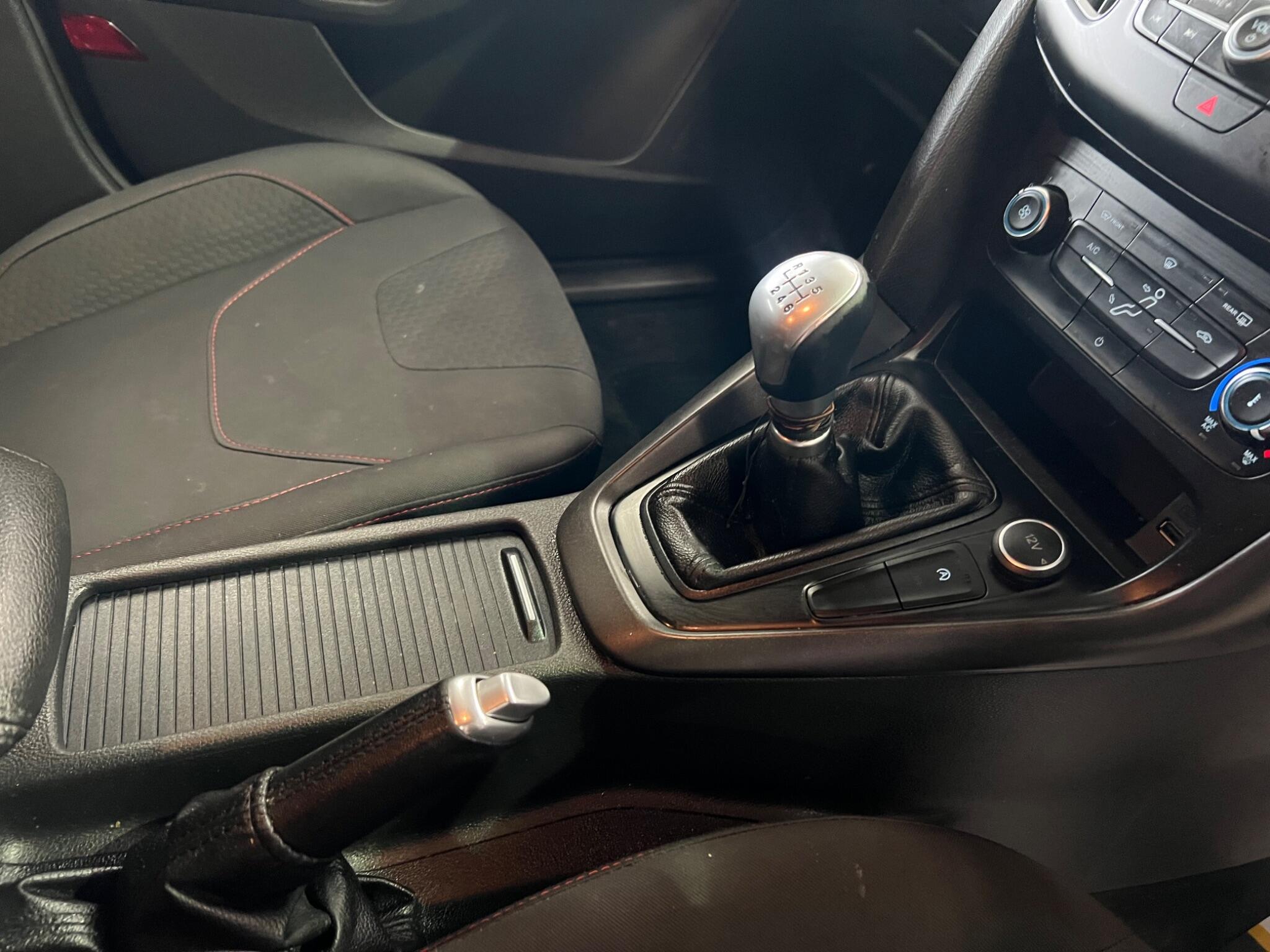 Ford Focus - Image 11