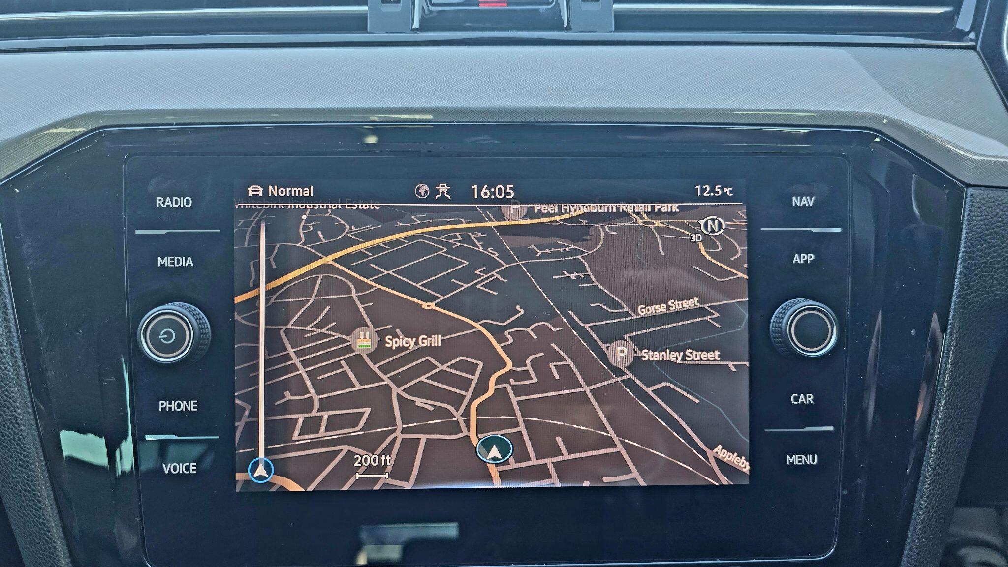 Volkswagen Passat - Image 33