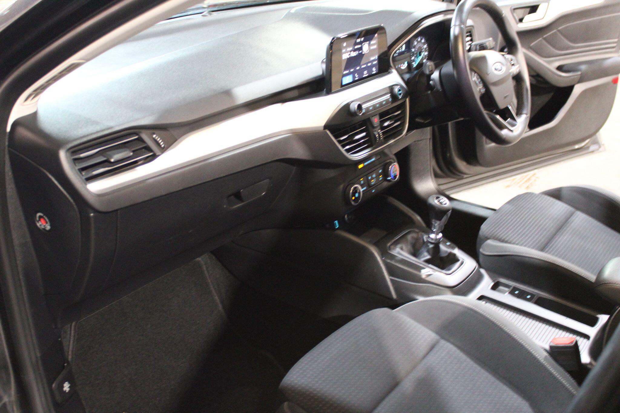 Ford Focus - Image 19
