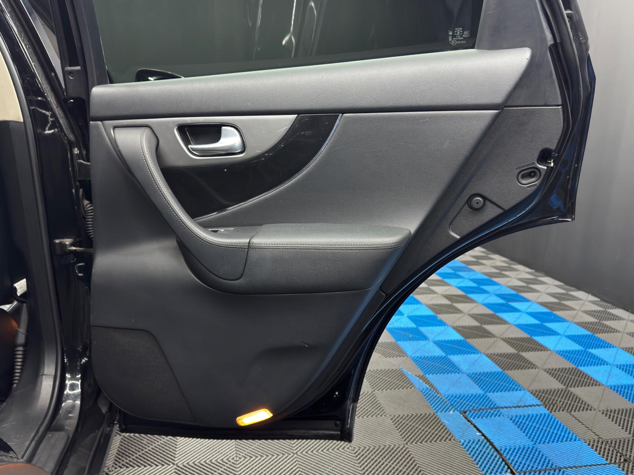 Infiniti QX70 - Image 43