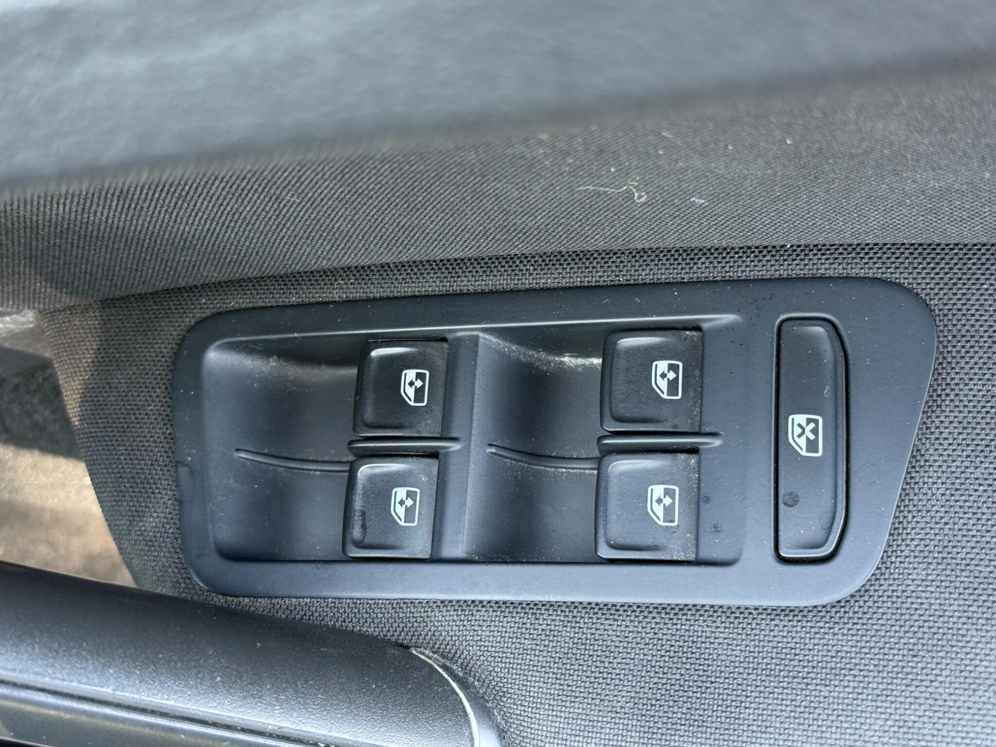 Volkswagen Golf - Image 18