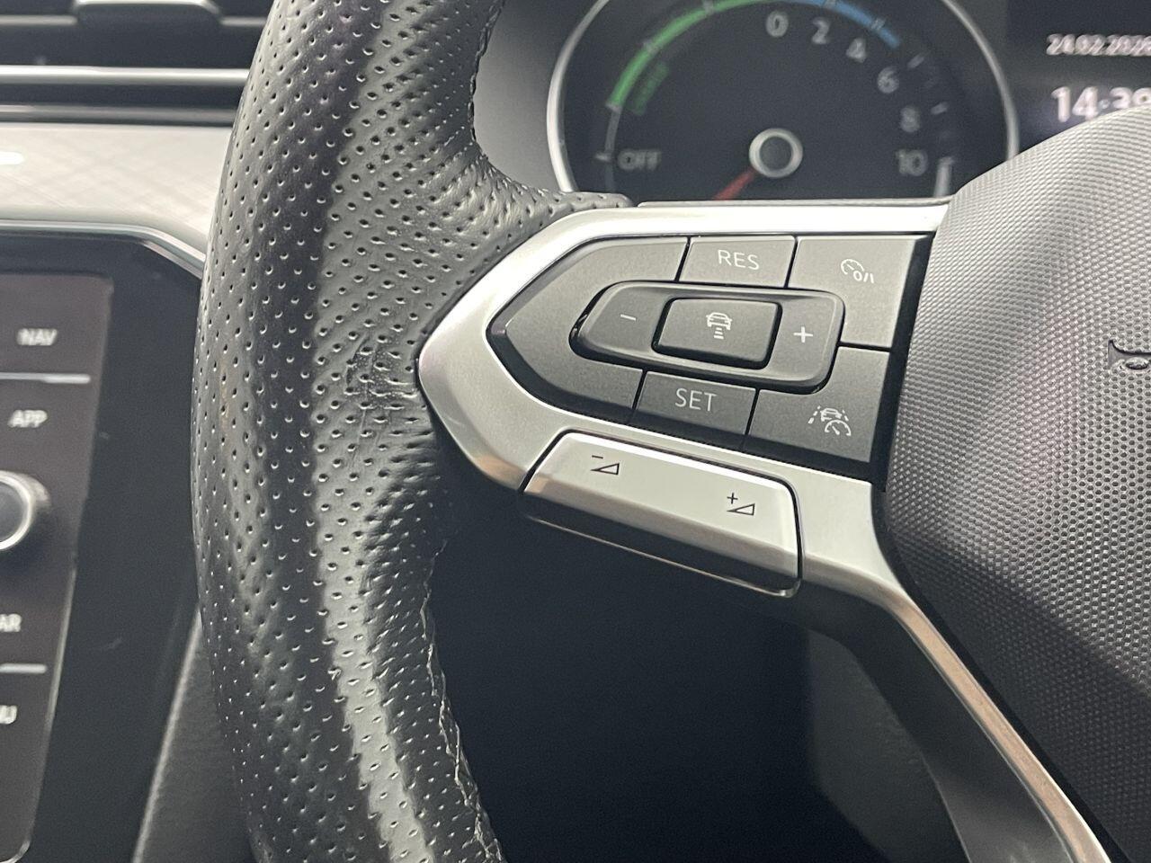 Volkswagen Passat - Image 35