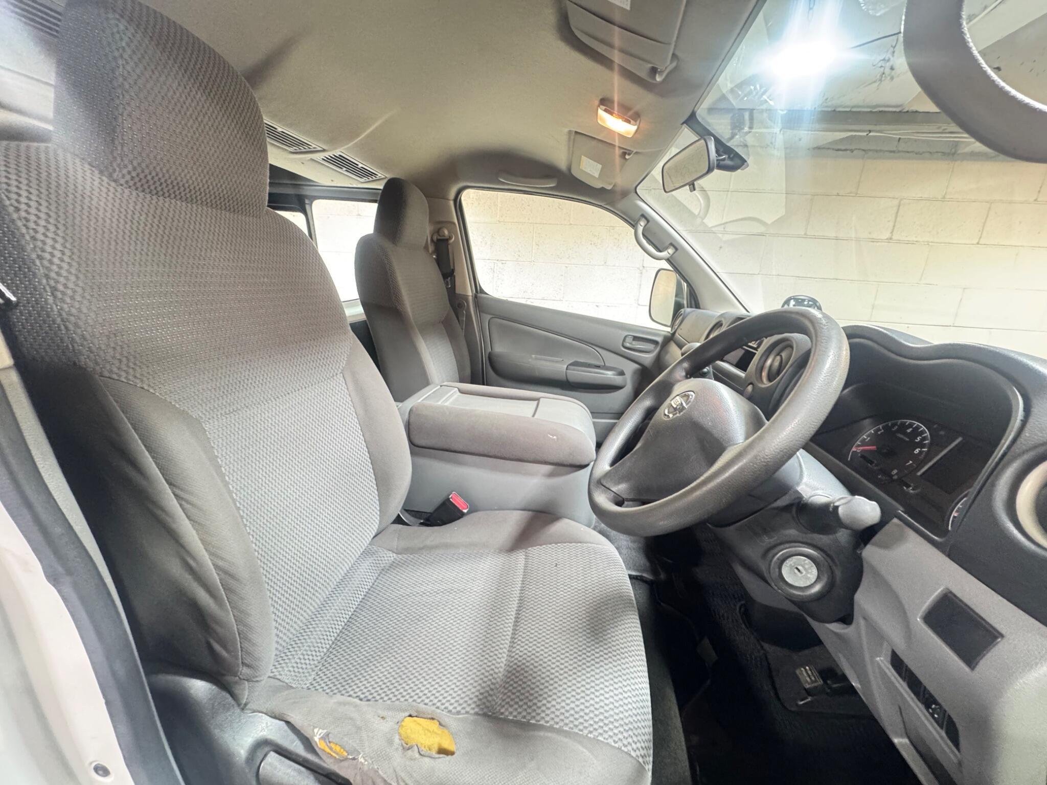 Nissan NV300 - Image 7