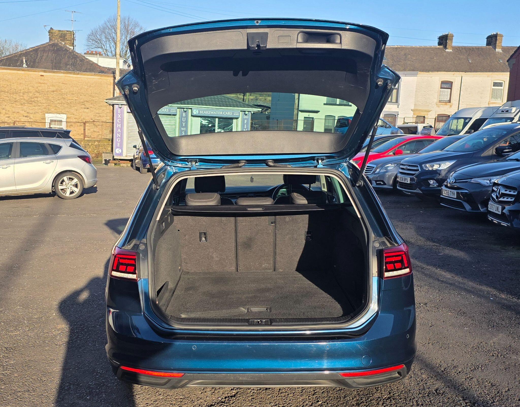 Volkswagen Passat - Image 21