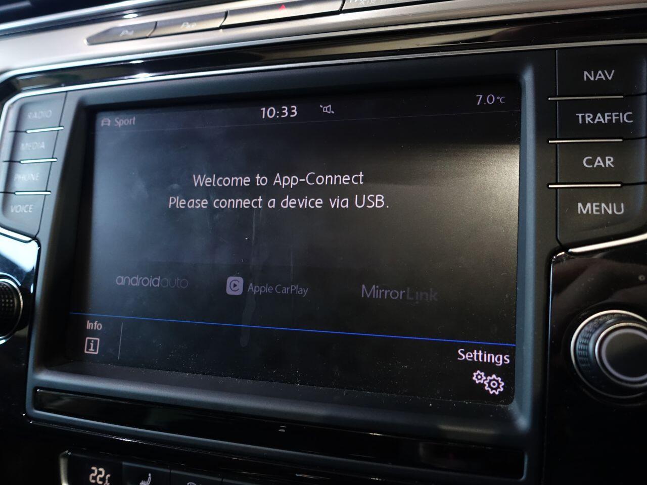 Volkswagen Passat - Image 35