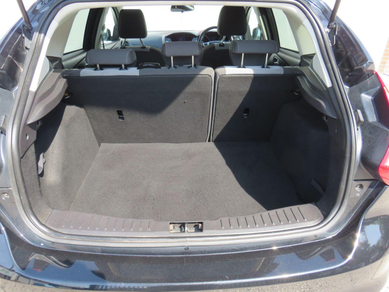 Ford Focus - Image 11