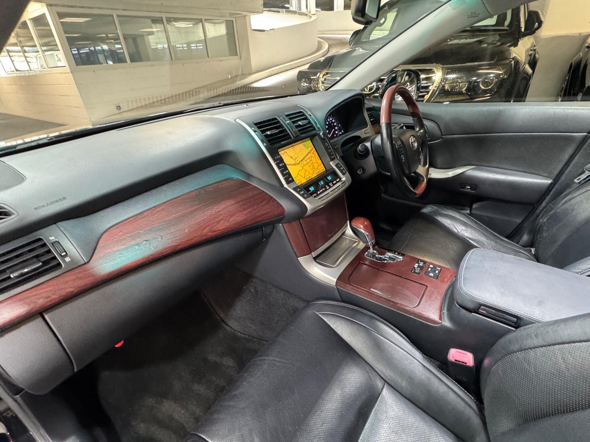Toyota CROWN - Image 11