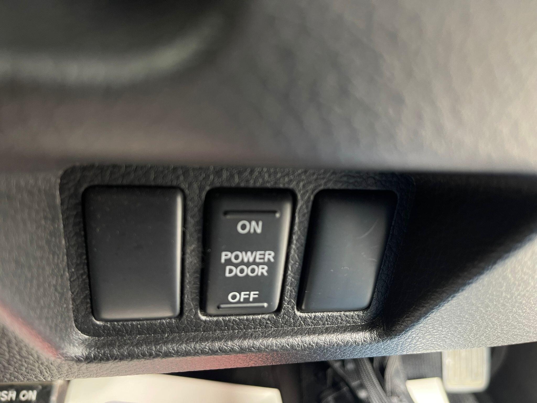 Nissan Serena - Image 18