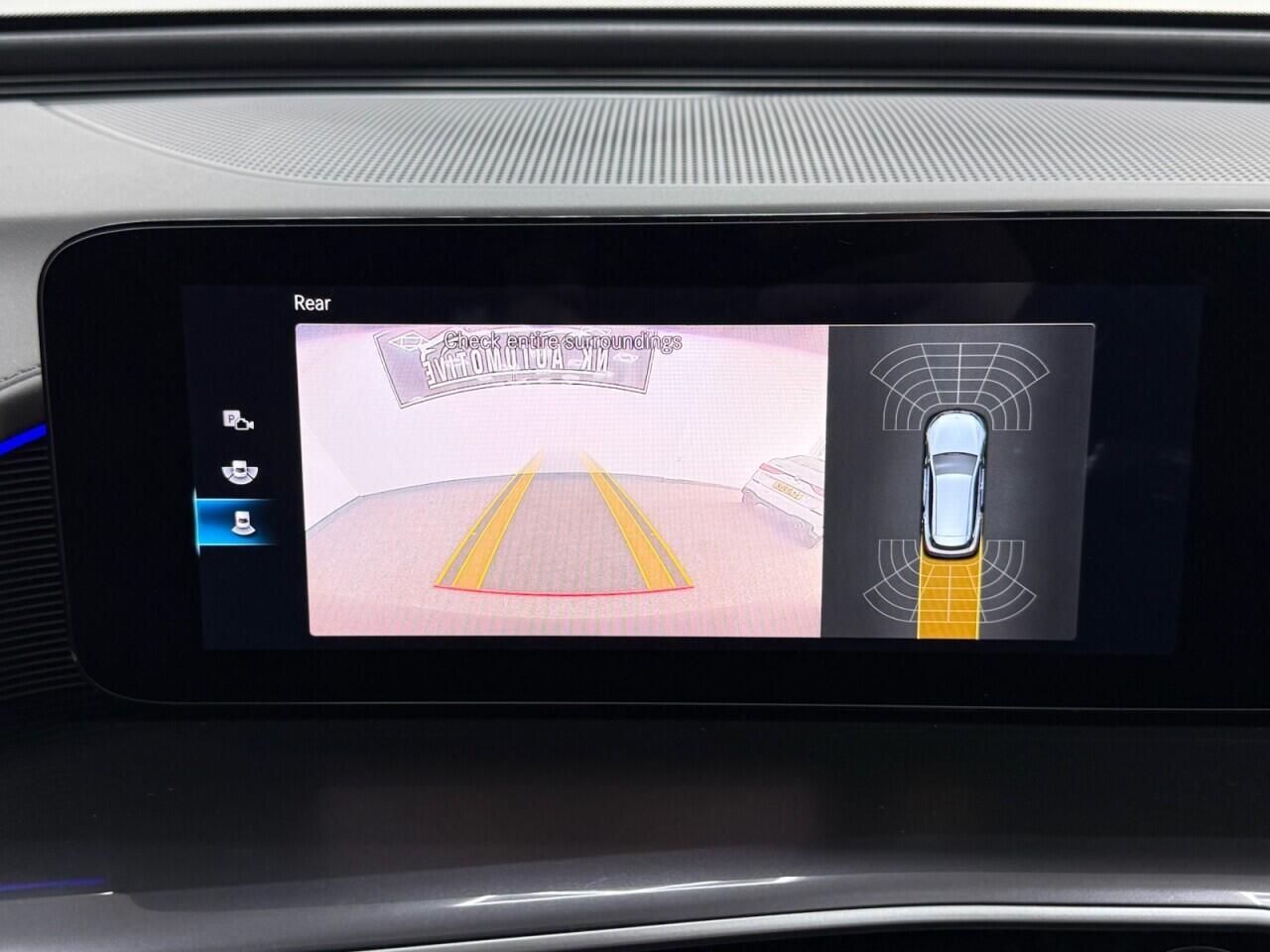 Mercedes Eqc - Image 28