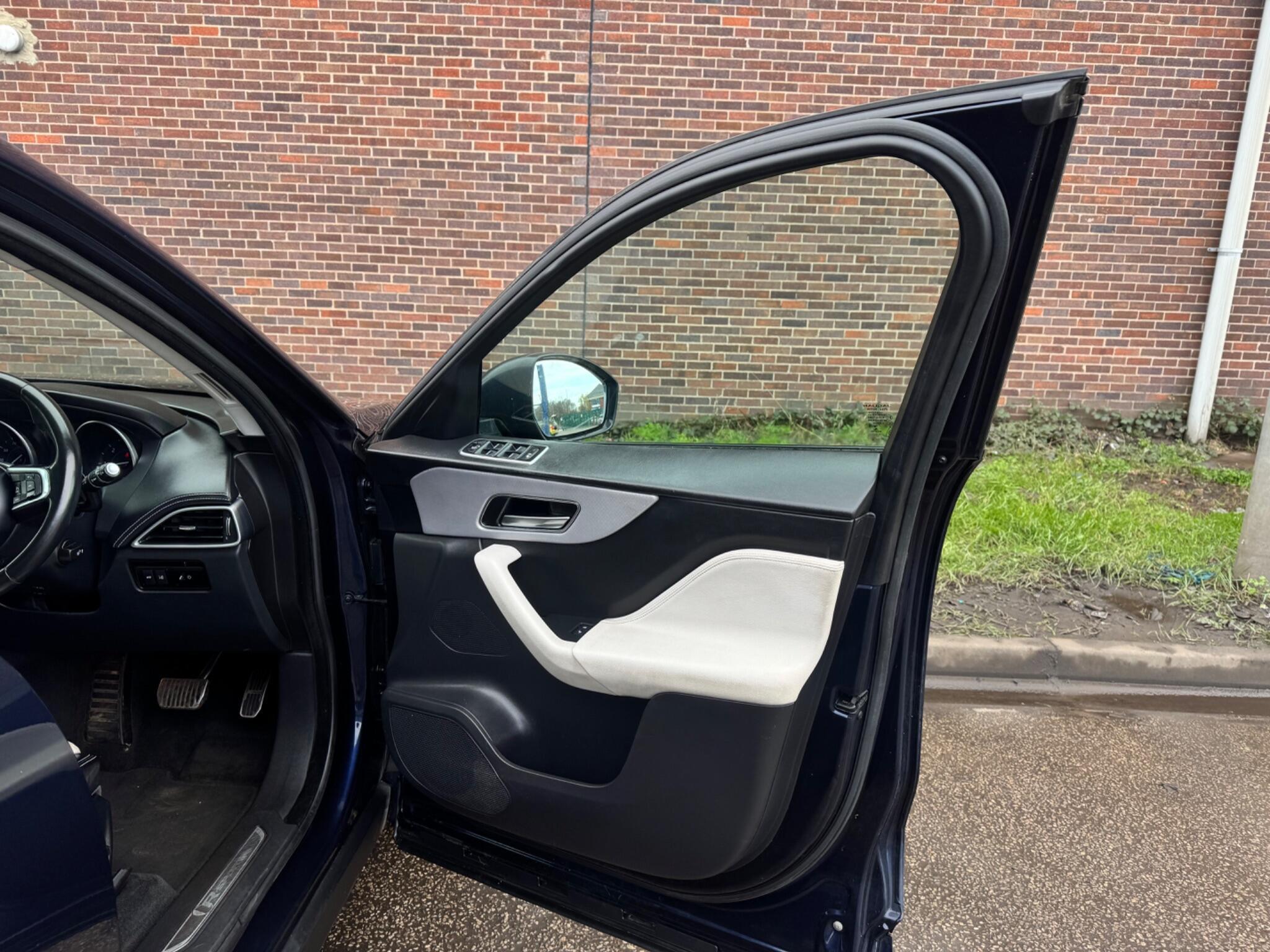 Jaguar F-Pace - Image 35