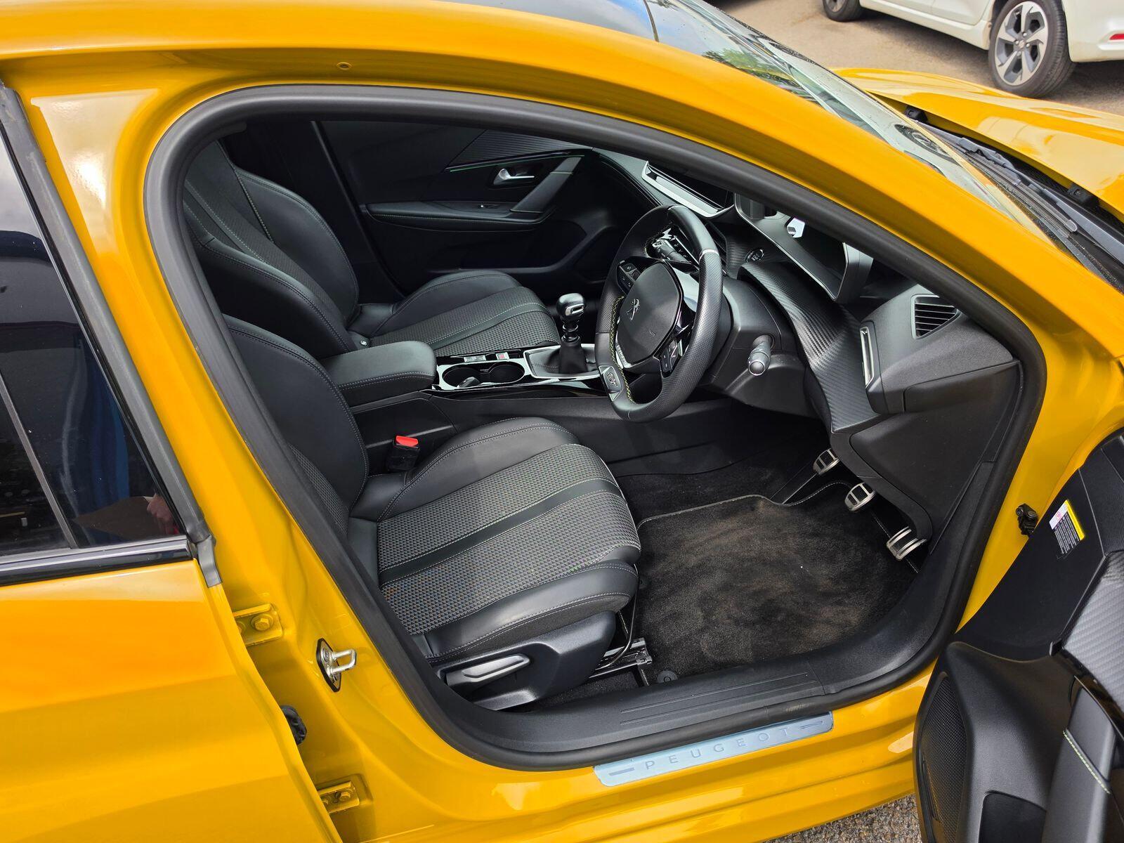 Peugeot 208 - Image 17