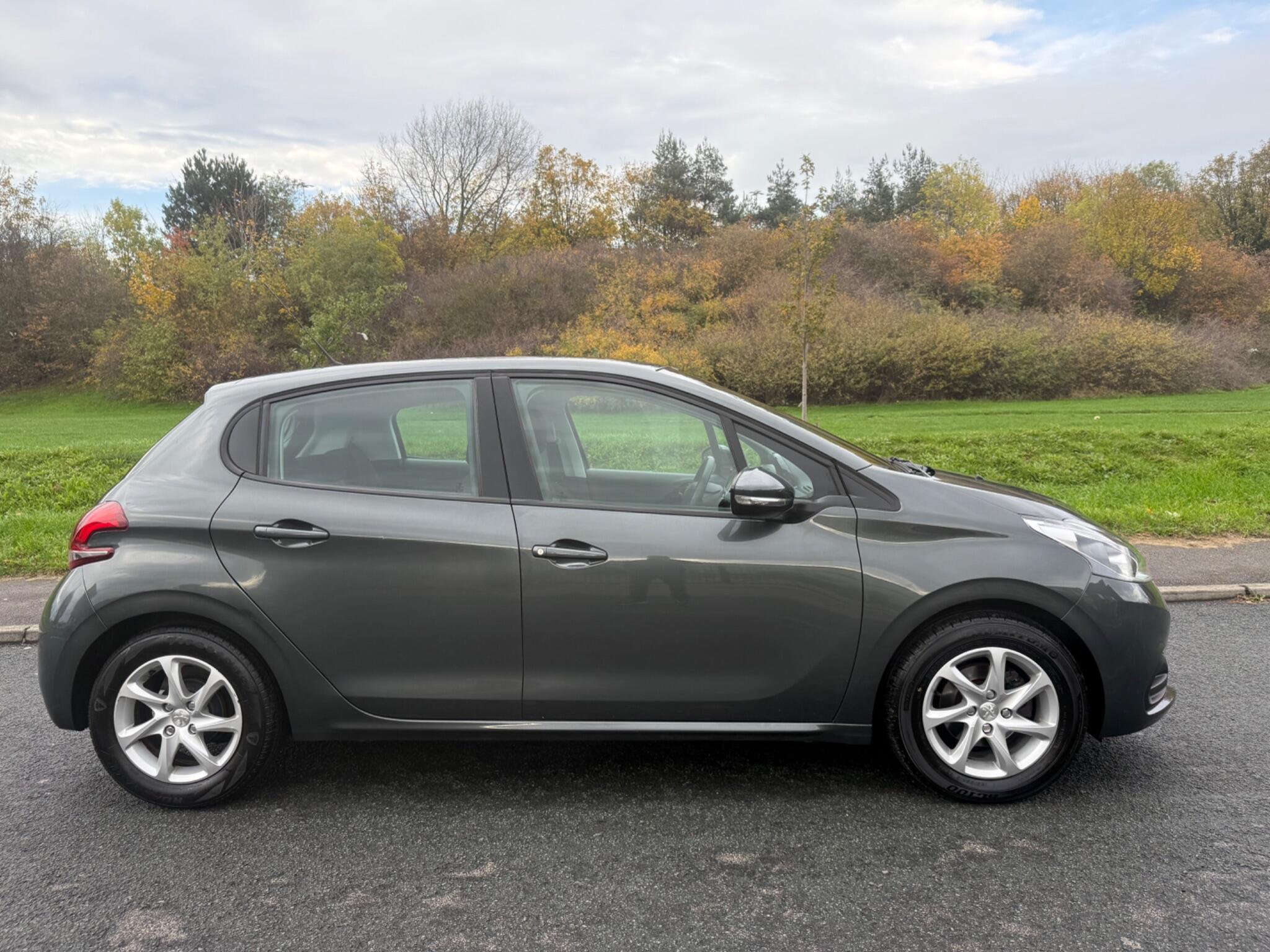 Peugeot 208 - Image 2